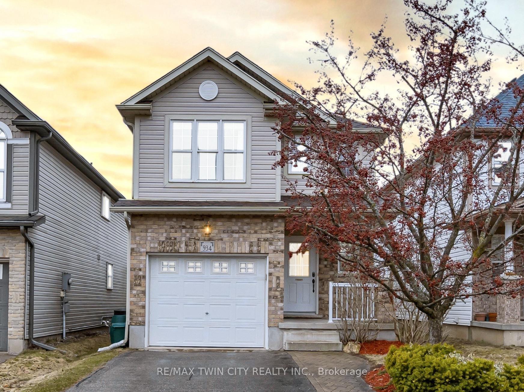 Photo 1 of 934 Creekside Drive, Waterloo — HOMEH