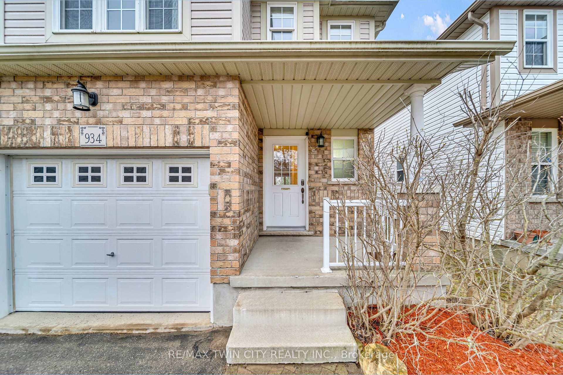 Photo 2 of 934 Creekside Drive, Waterloo — HOMEH