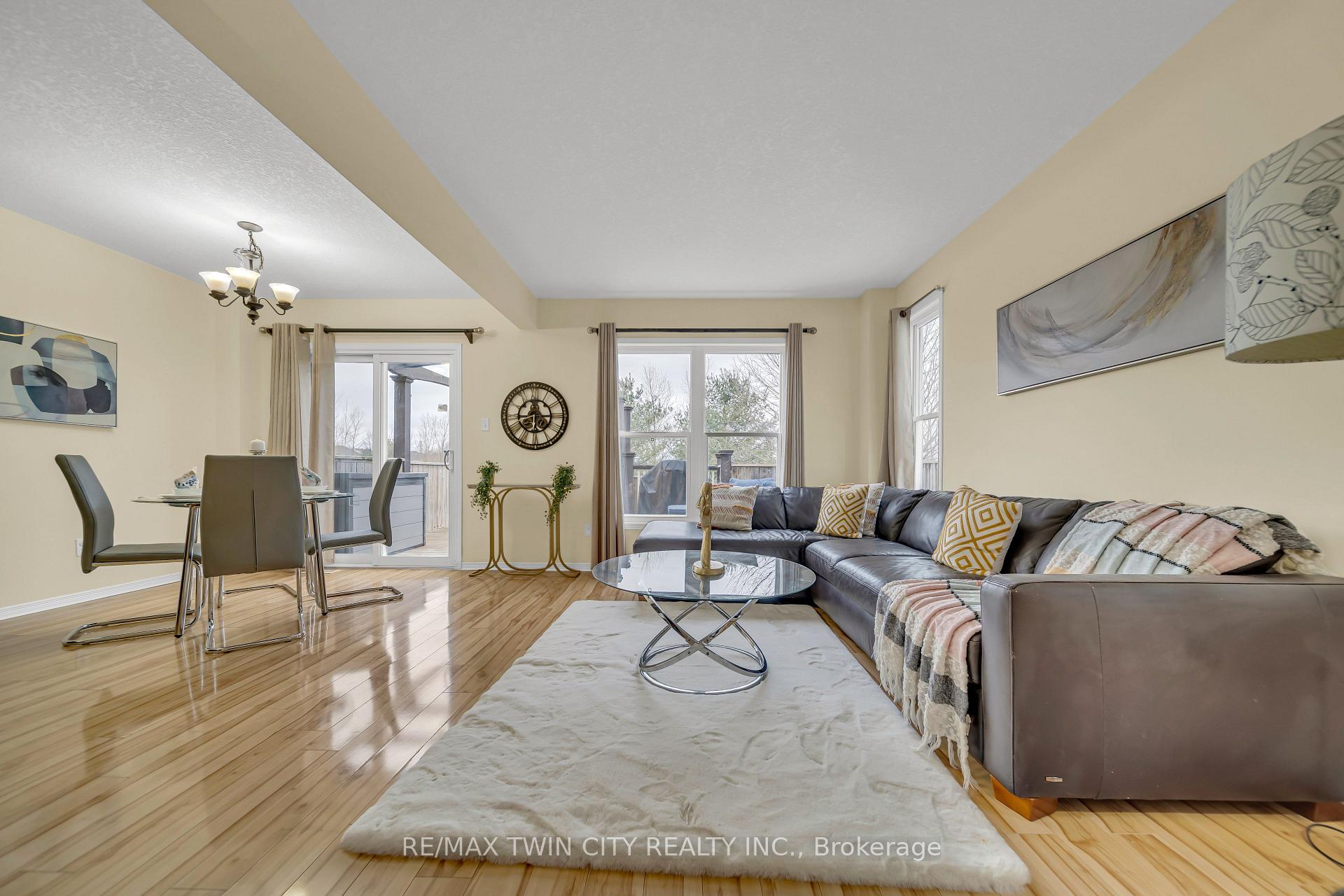 Photo 5 of 934 Creekside Drive, Waterloo — HOMEH