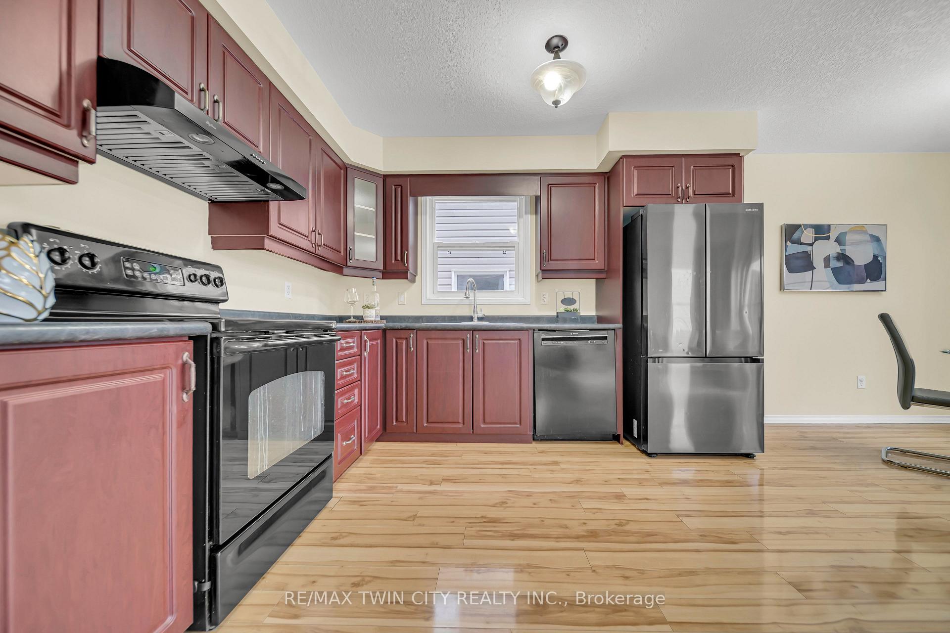 Photo 9 of 934 Creekside Drive, Waterloo — HOMEH