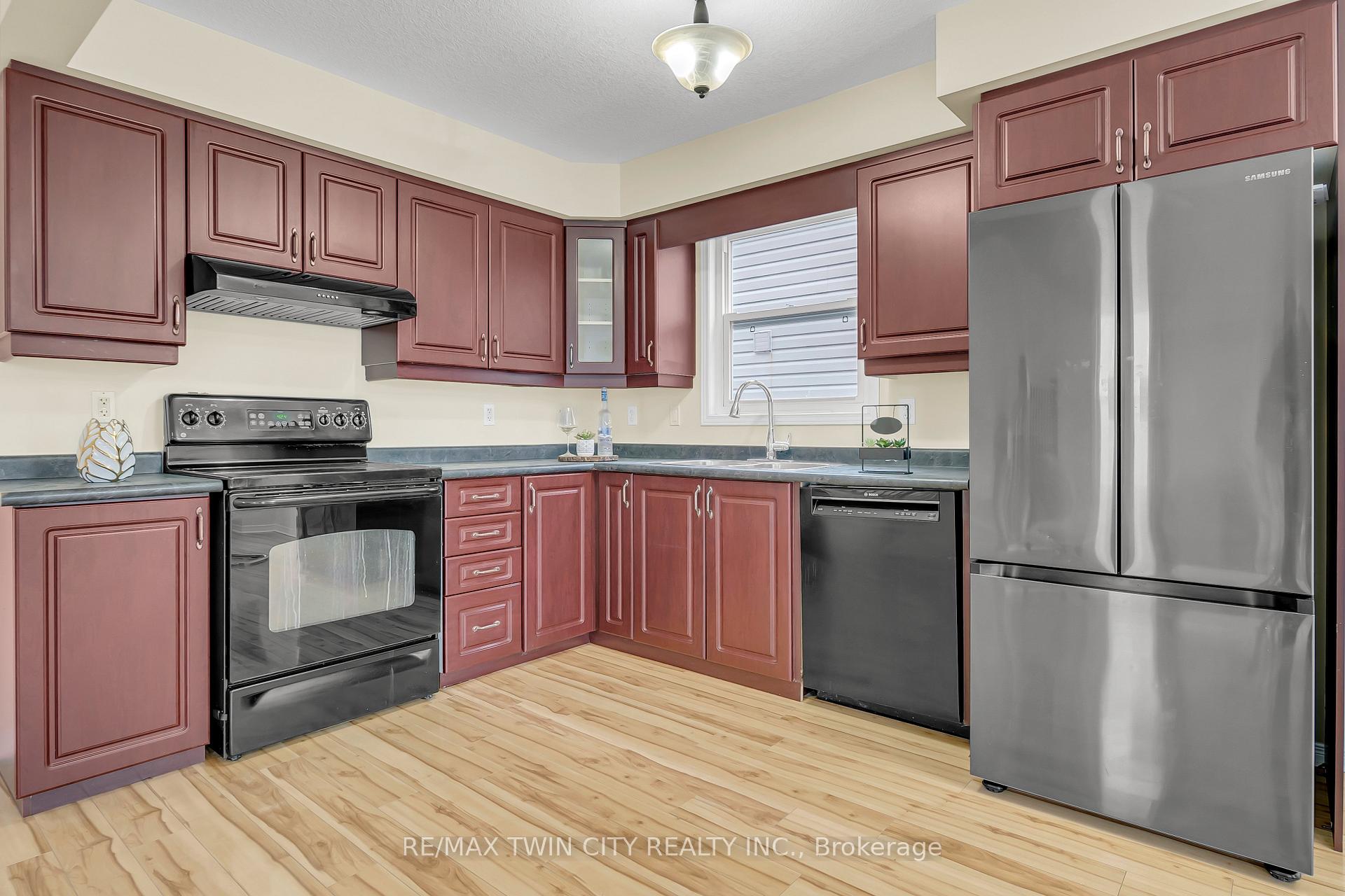 Photo 10 of 934 Creekside Drive, Waterloo — HOMEH