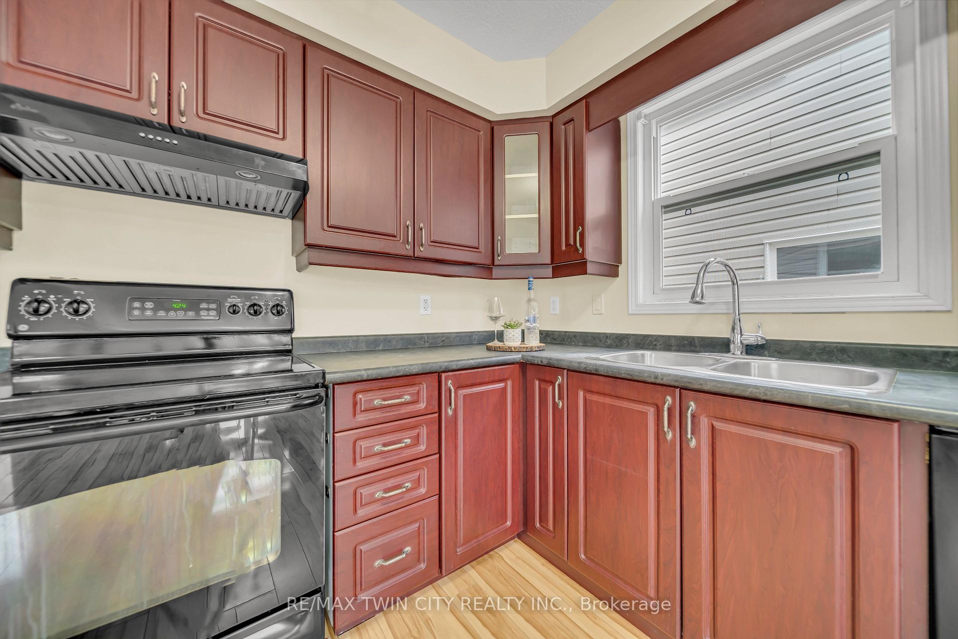 Photo 11 of 934 Creekside Drive, Waterloo — HOMEH