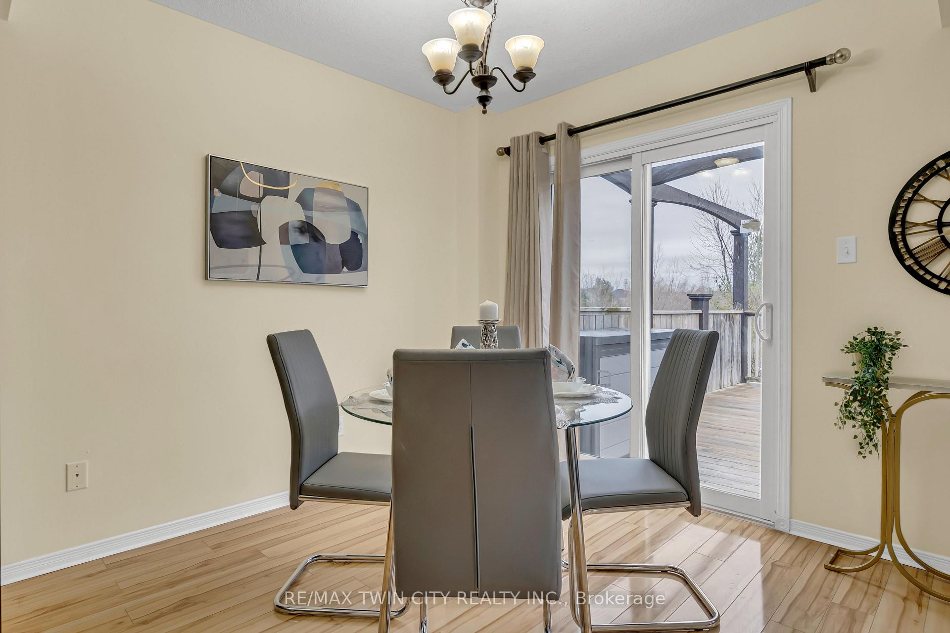 Photo 13 of 934 Creekside Drive, Waterloo — HOMEH