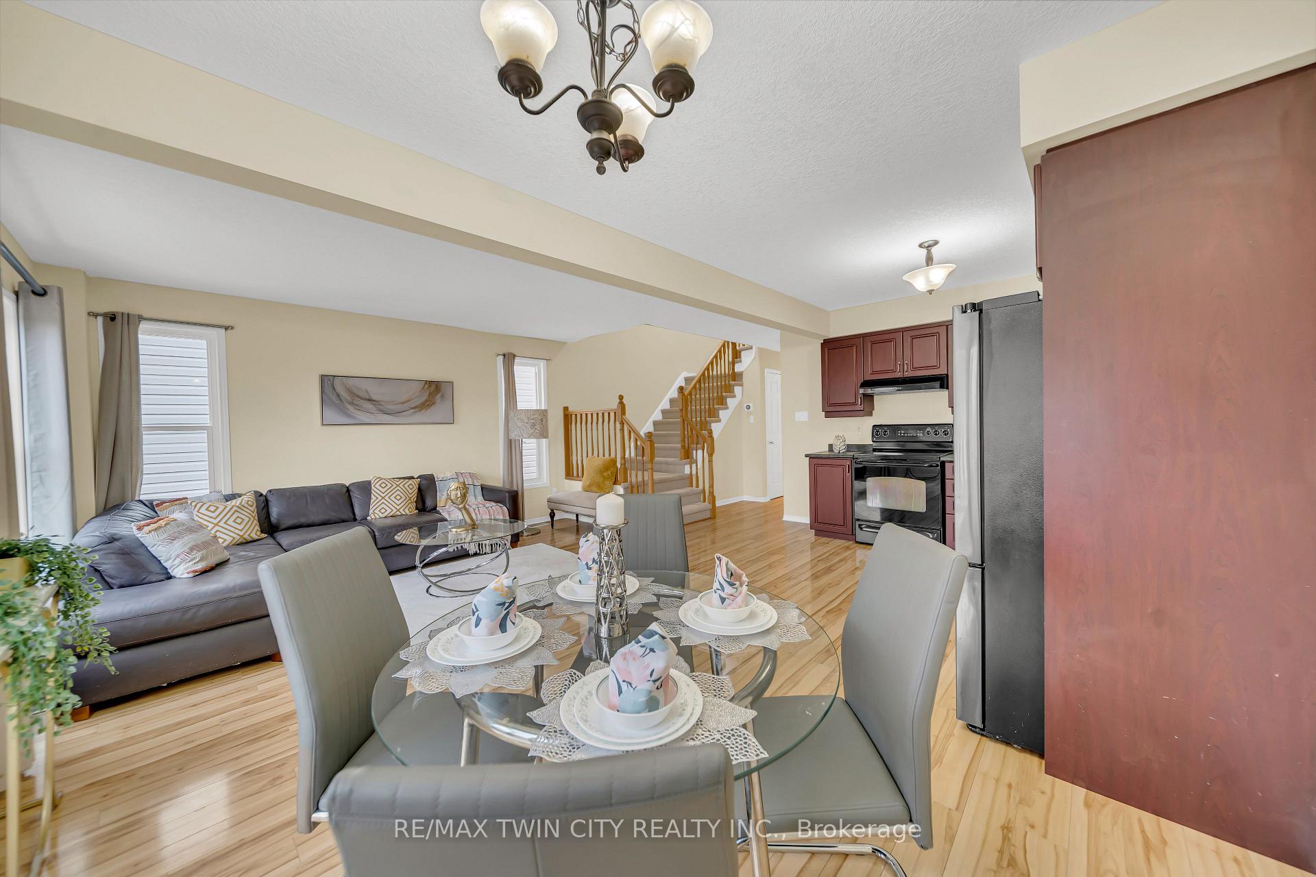 Photo 14 of 934 Creekside Drive, Waterloo — HOMEH