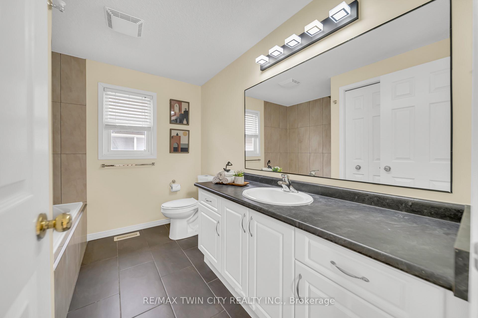 Photo 21 of 934 Creekside Drive, Waterloo — HOMEH