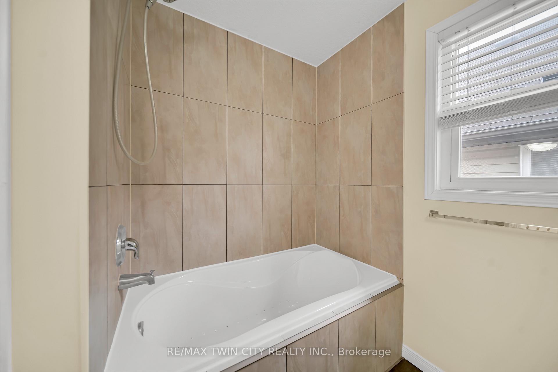 Photo 22 of 934 Creekside Drive, Waterloo — HOMEH