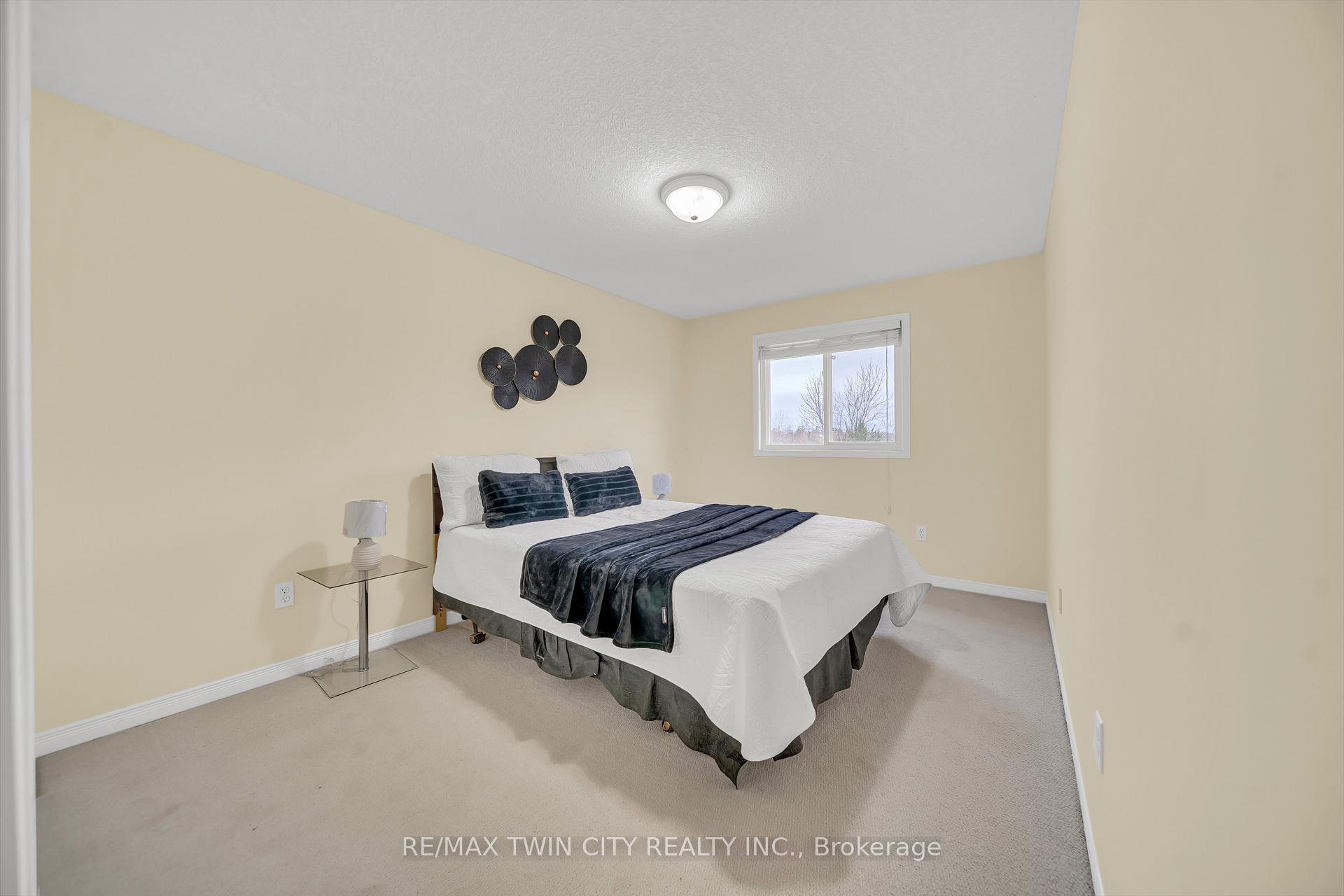 Photo 23 of 934 Creekside Drive, Waterloo — HOMEH