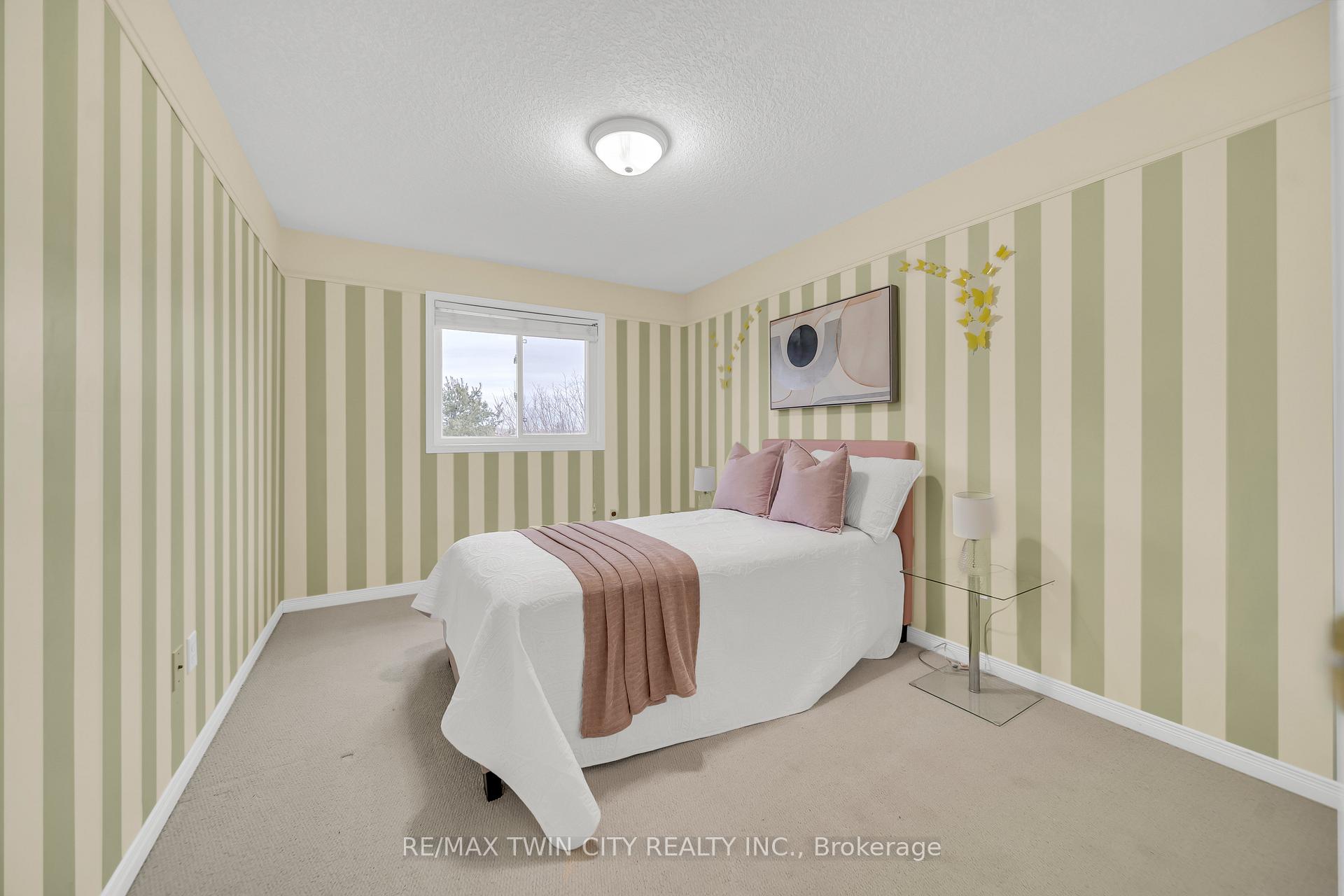 Photo 25 of 934 Creekside Drive, Waterloo — HOMEH