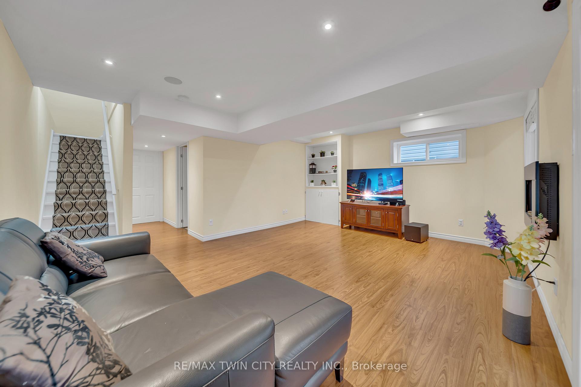 Photo 28 of 934 Creekside Drive, Waterloo — HOMEH
