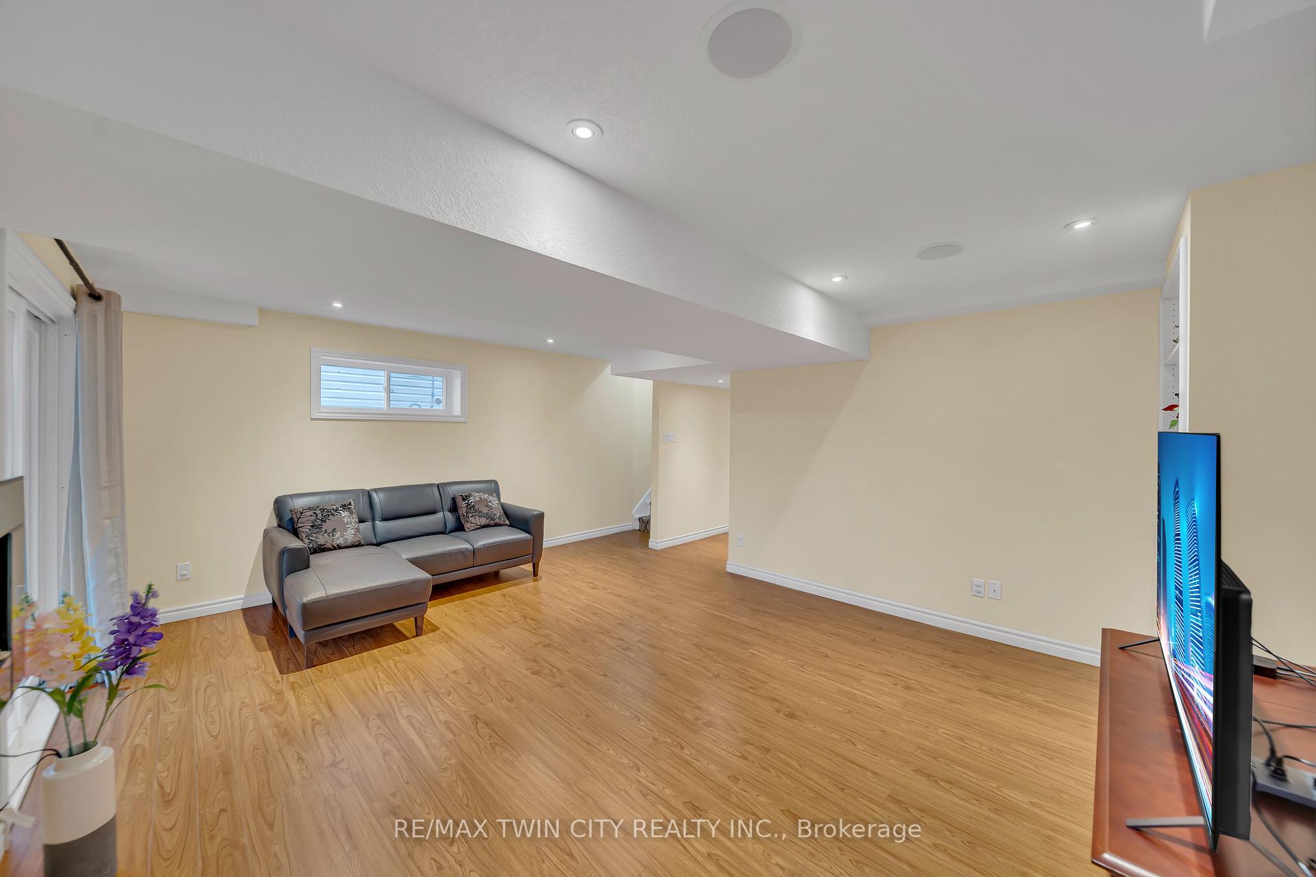 Photo 29 of 934 Creekside Drive, Waterloo — HOMEH