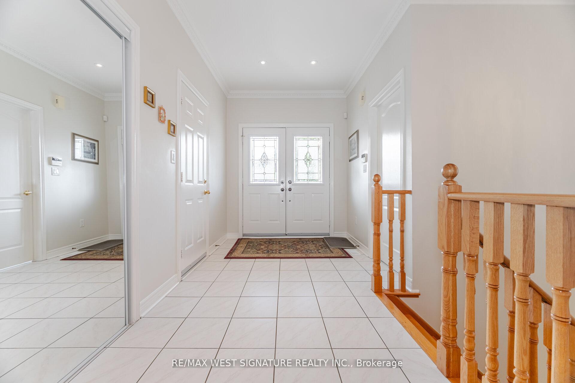 Photo 5 of 121 Calera Crescent, Vaughan, Sonoma Heights — HOMEH