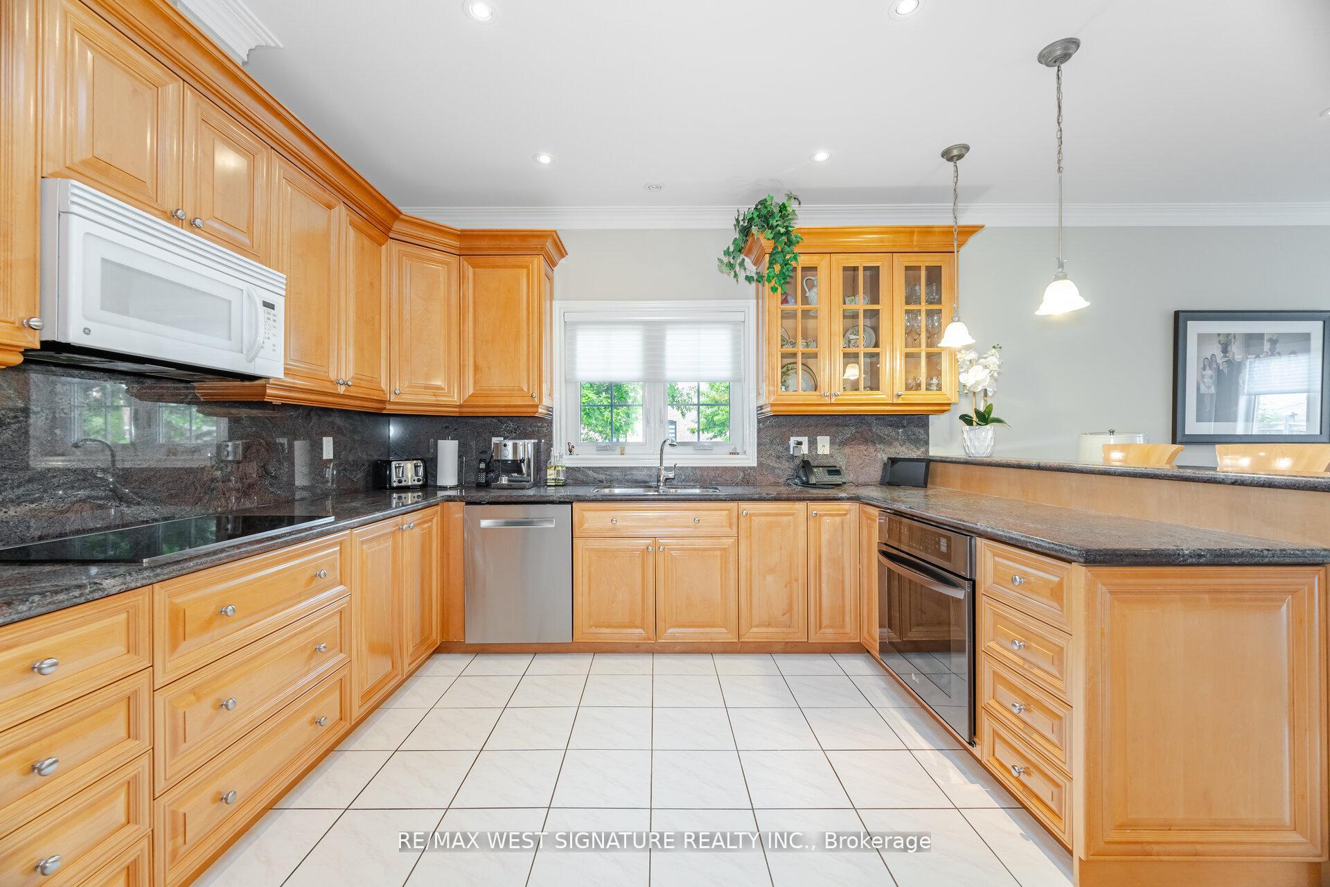Photo 8 of 121 Calera Crescent, Vaughan, Sonoma Heights — HOMEH