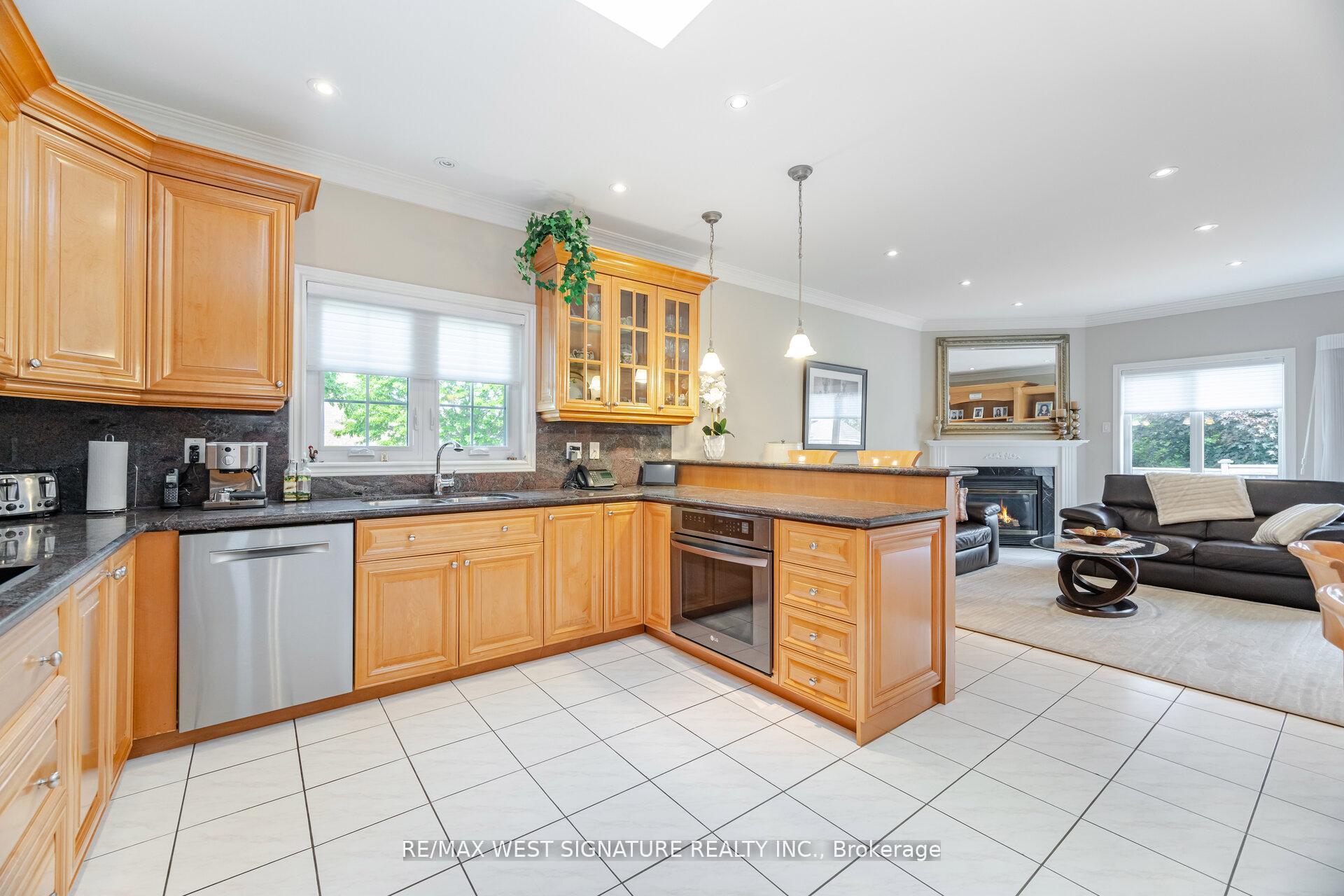 Photo 10 of 121 Calera Crescent, Vaughan, Sonoma Heights — HOMEH