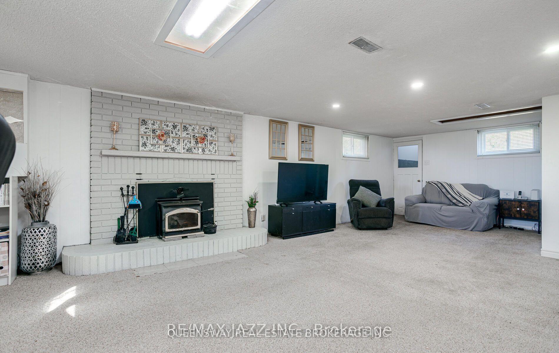 Photo 3 of 54 Roslin Road, Belleville, Thurlow Ward — HOMEH