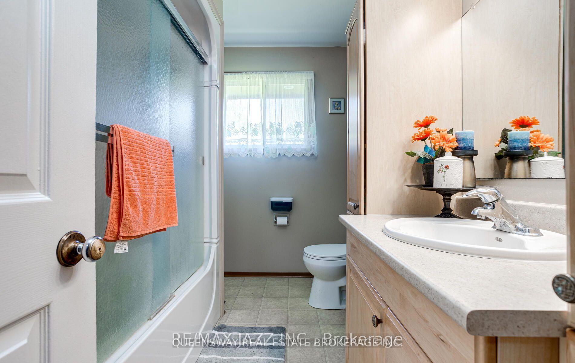 Photo 11 of 54 Roslin Road, Belleville, Thurlow Ward — HOMEH