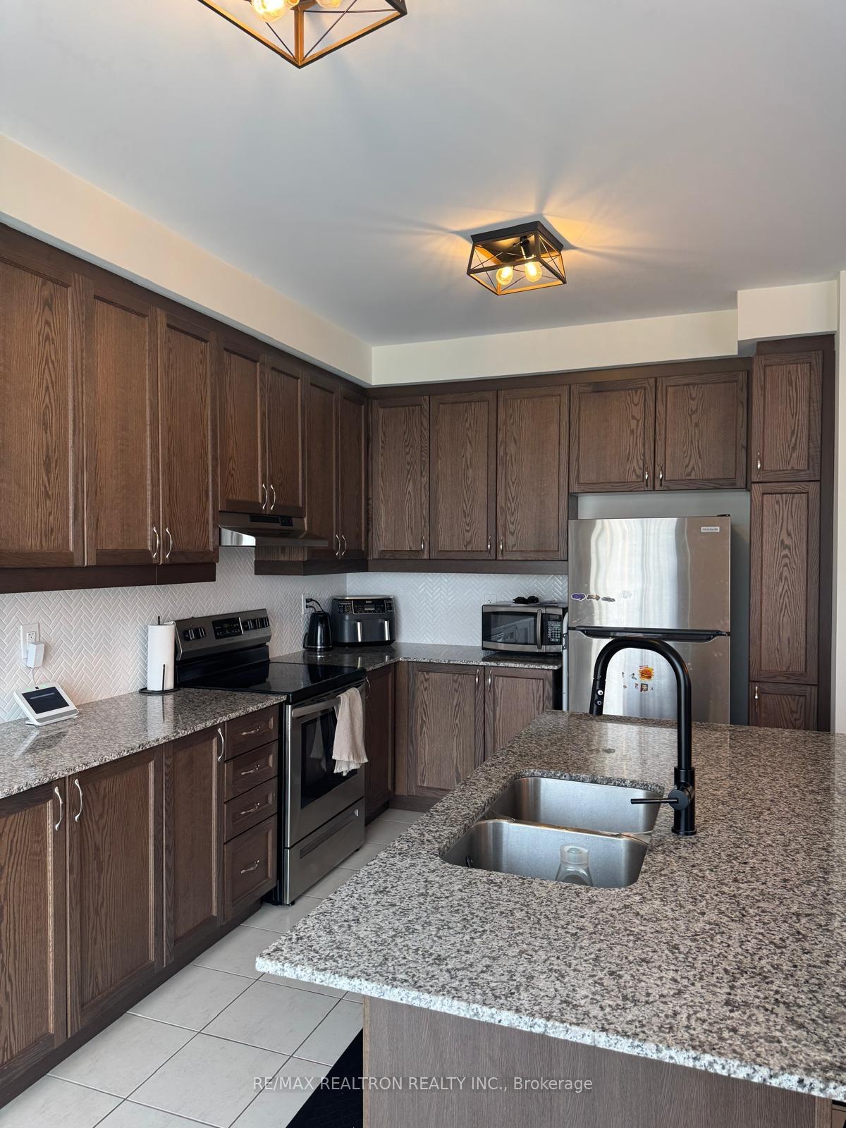 Photo 14 of 37 Broden Crescent, Whitby, Rural Whitby — HOMEH