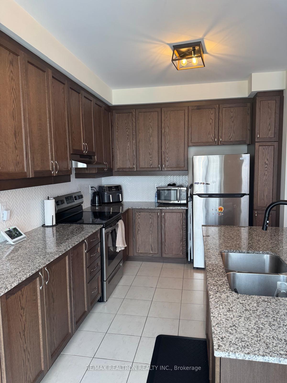 Photo 15 of 37 Broden Crescent, Whitby, Rural Whitby — HOMEH
