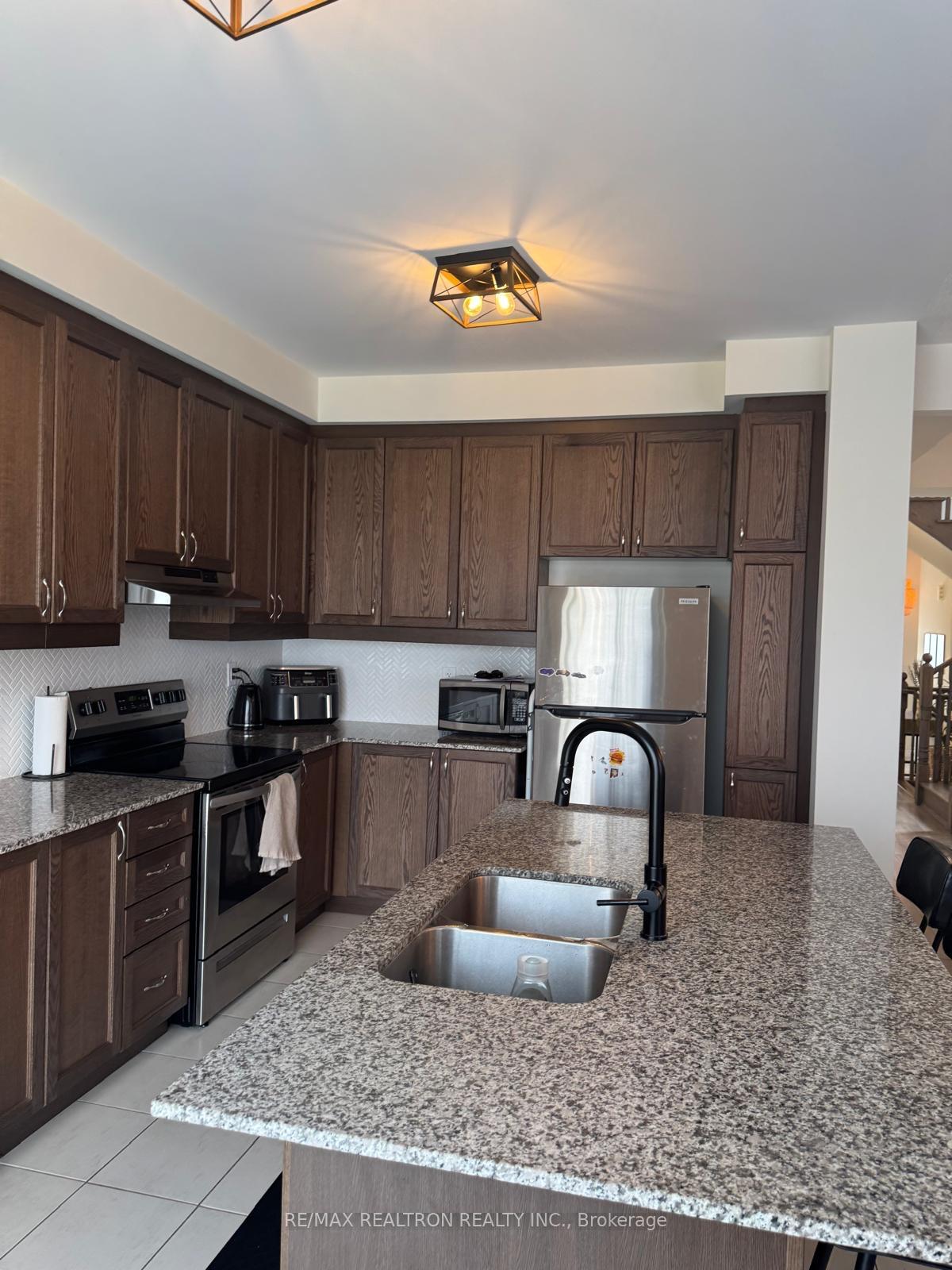Photo 16 of 37 Broden Crescent, Whitby, Rural Whitby — HOMEH