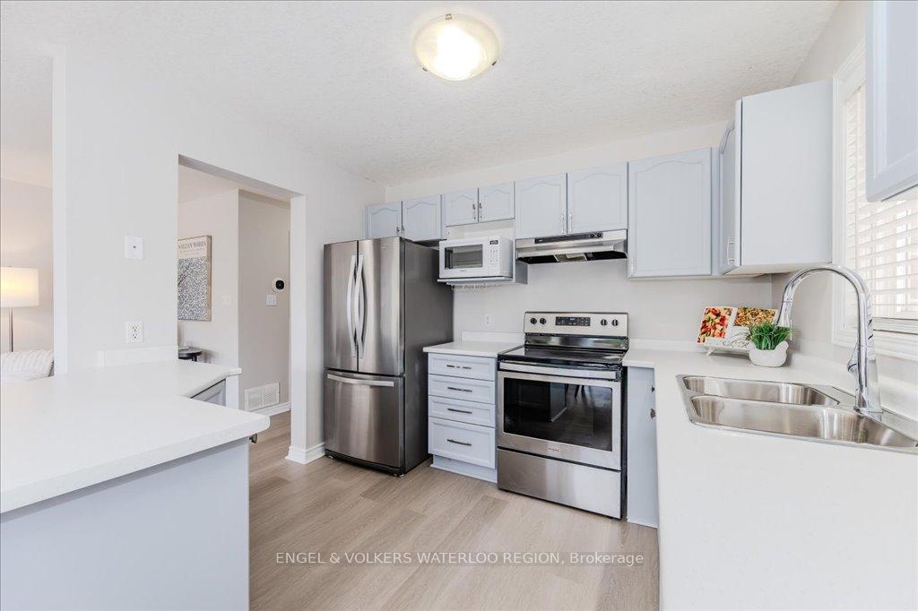Photo 17 of 764 Zermatt Drive, Waterloo, Clair Hills — HOMEH