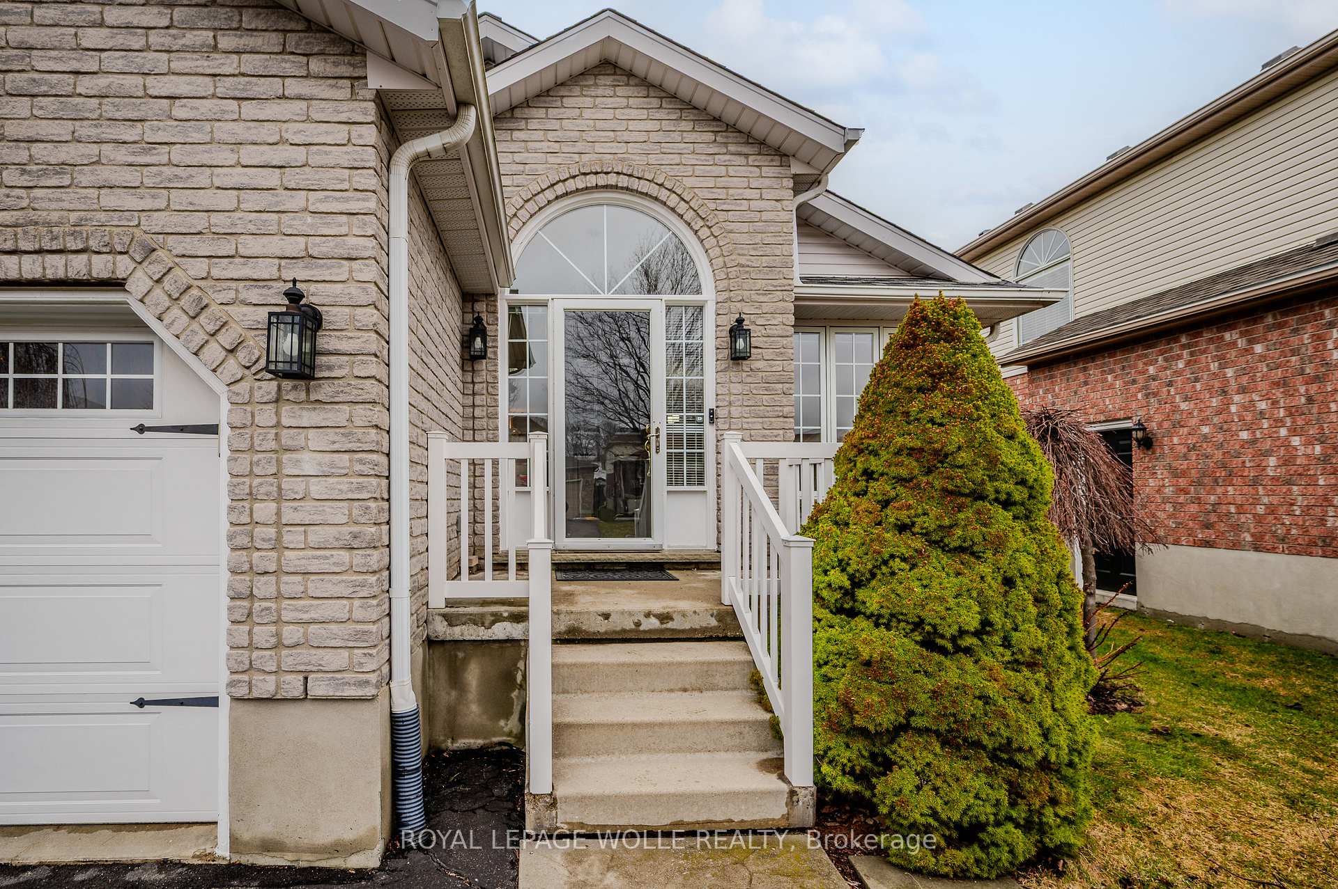 Photo 3 of 628 Spinnaker Crescent, Waterloo — HOMEH