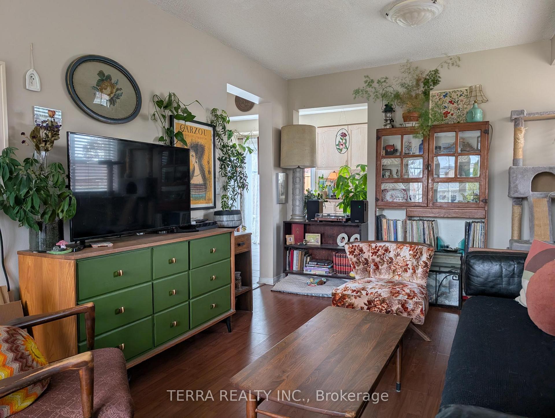 Photo 4 of 25 Wice Road, Barrie, Holly — HOMEH