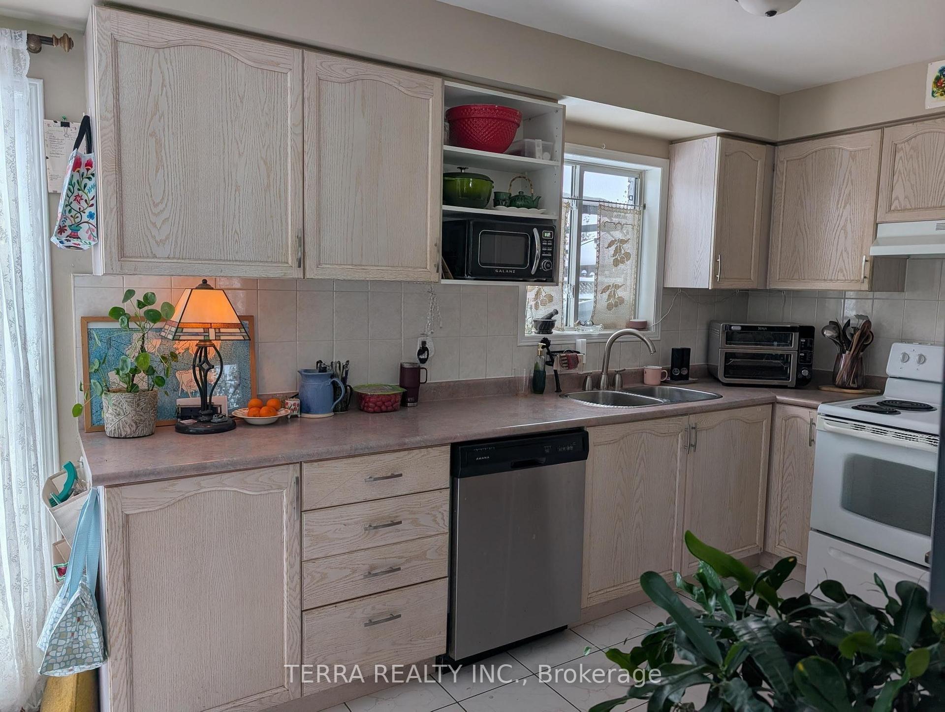 Photo 2 of 25 Wice Road, Barrie, Holly — HOMEH