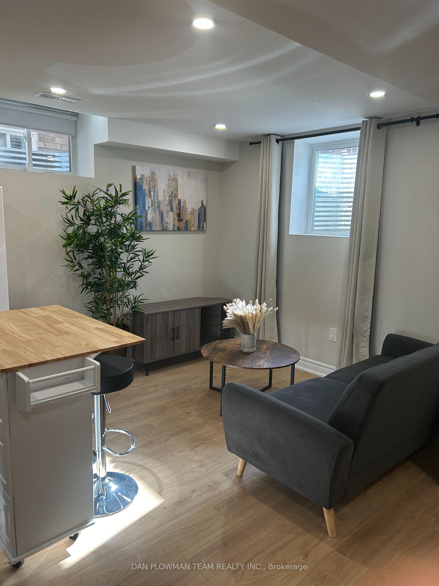 Photo 10 of 25 Roma Drive, Whitby, Williamsburg — HOMEH