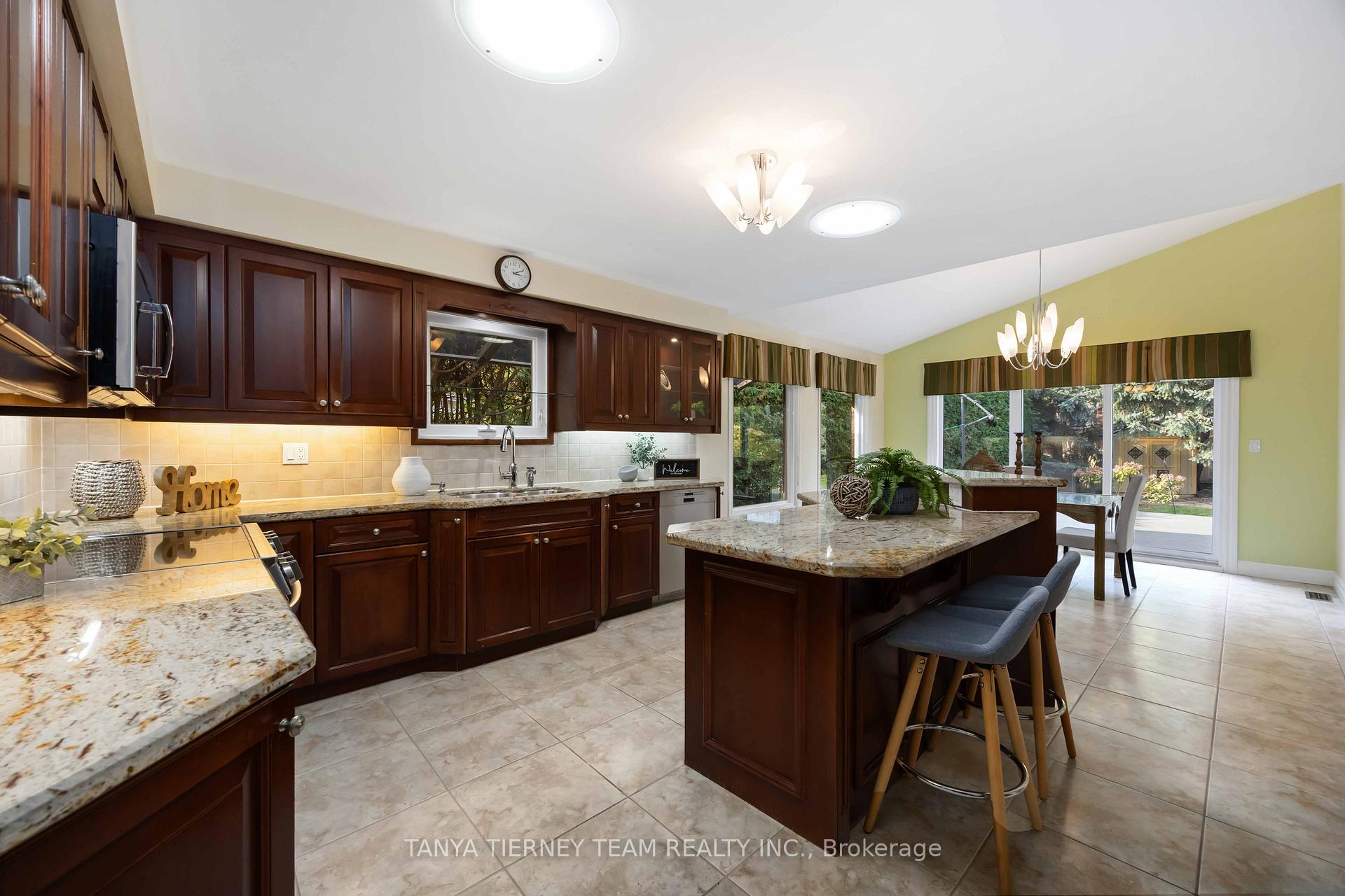 Photo 15 of 6 Lyndhurst Crescent, Whitby, Williamsburg — HOMEH