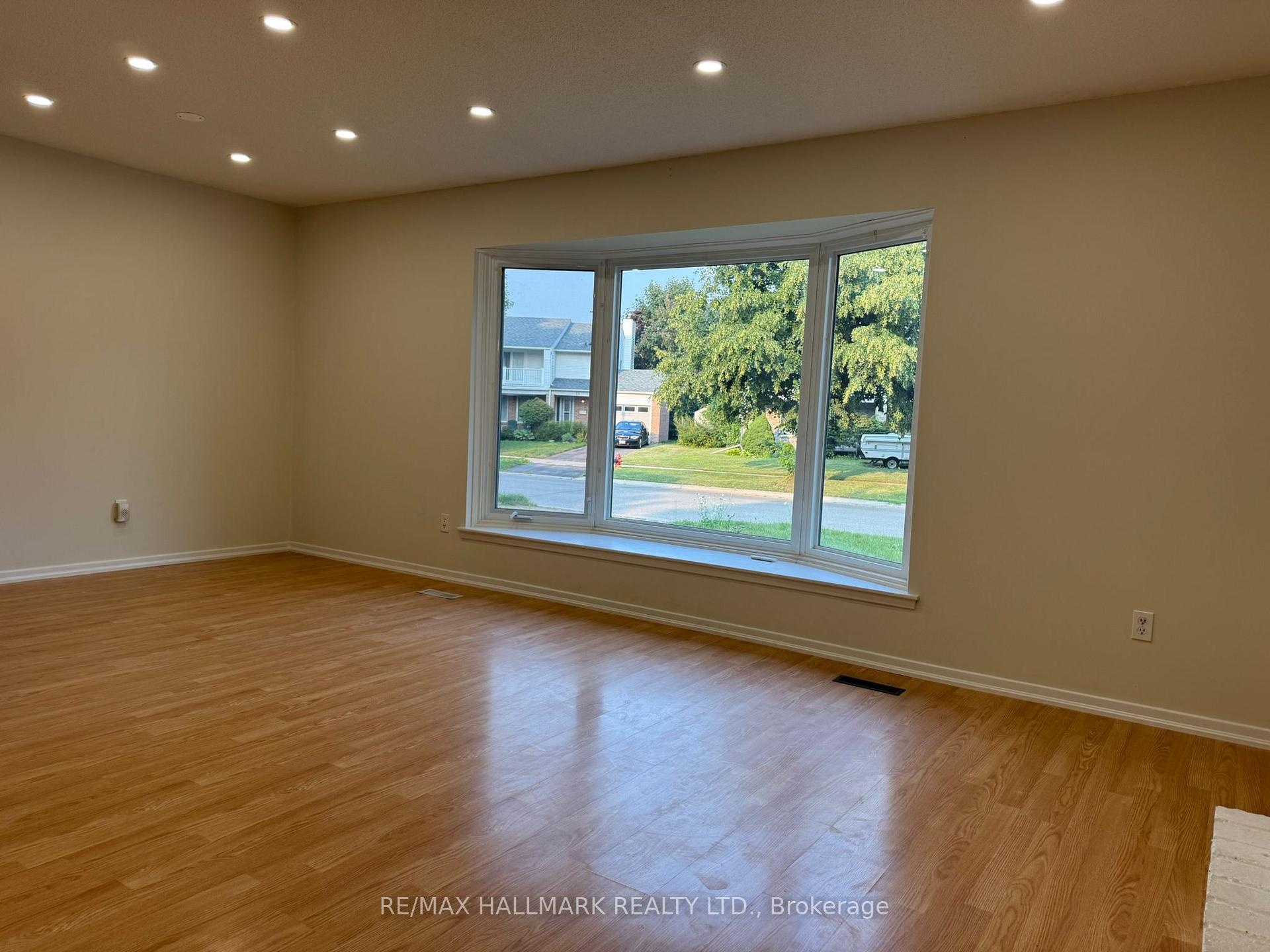 Photo 4 of 52 Nisbet Drive, Aurora, Aurora Highlands — HOMEH