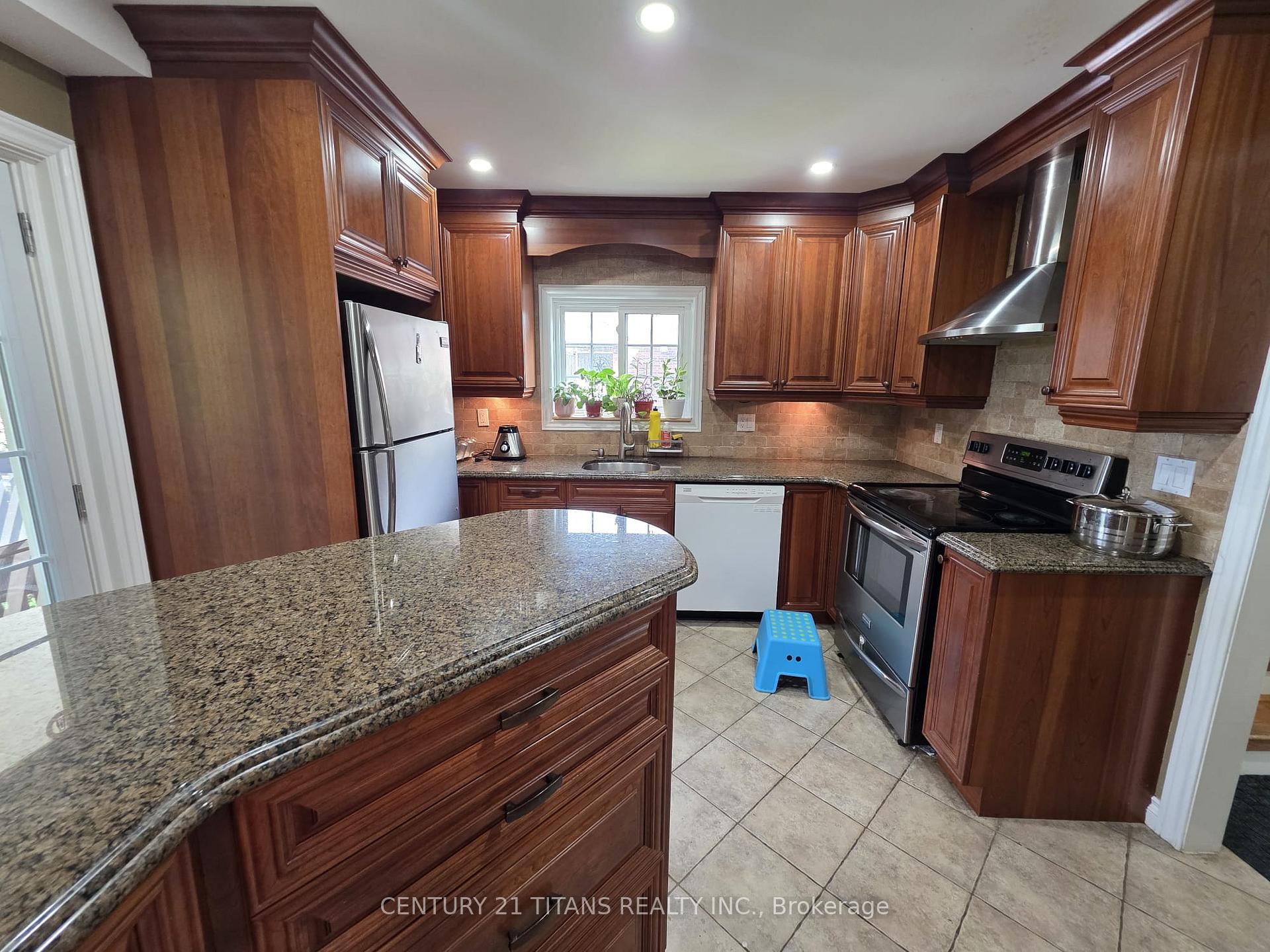 Photo 10 of 154 Melissa Crescent, Whitby, Blue Grass Meadows — HOMEH