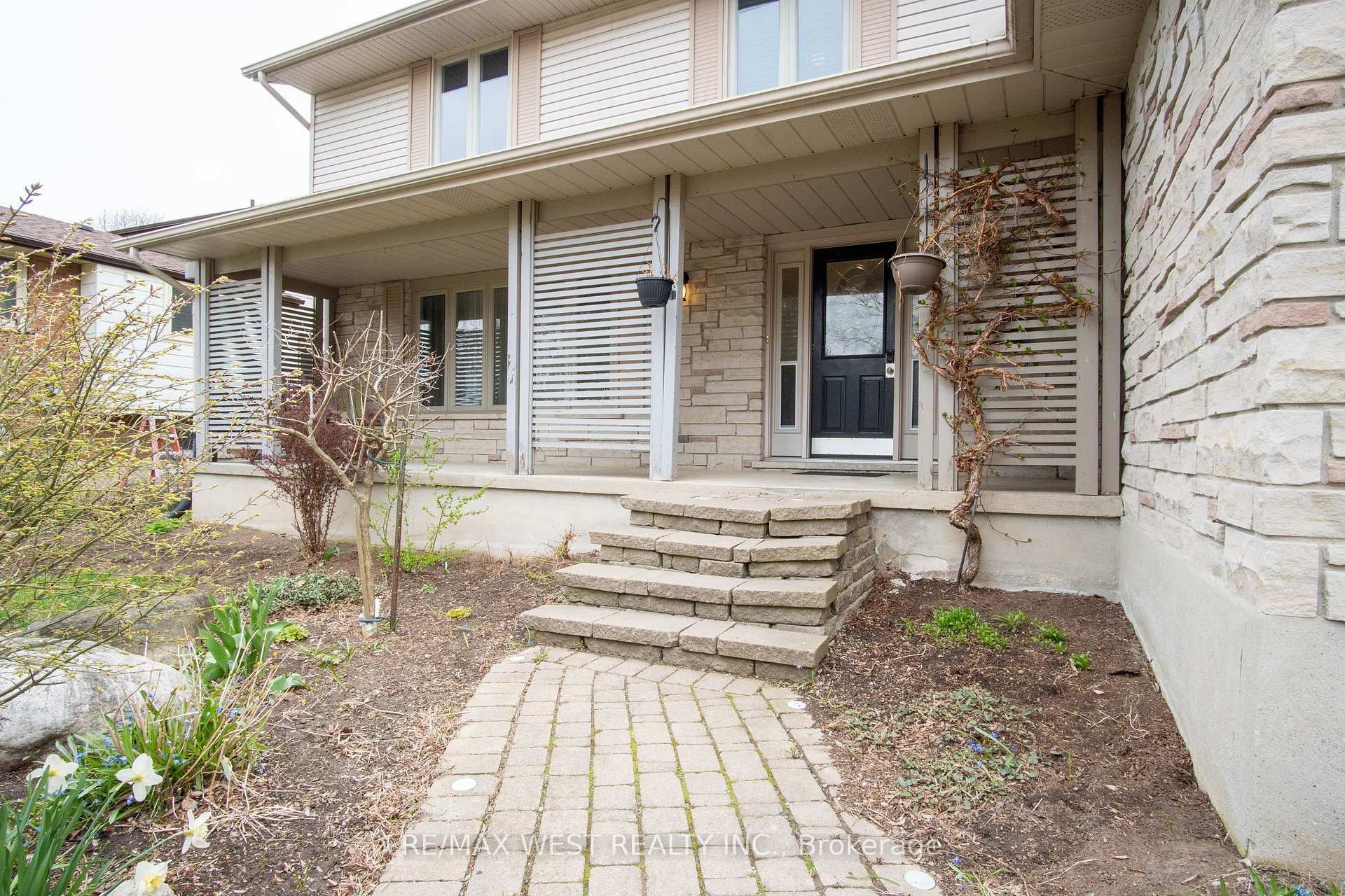 Photo 4 of 350 Thorncrest Drive, Waterloo — HOMEH