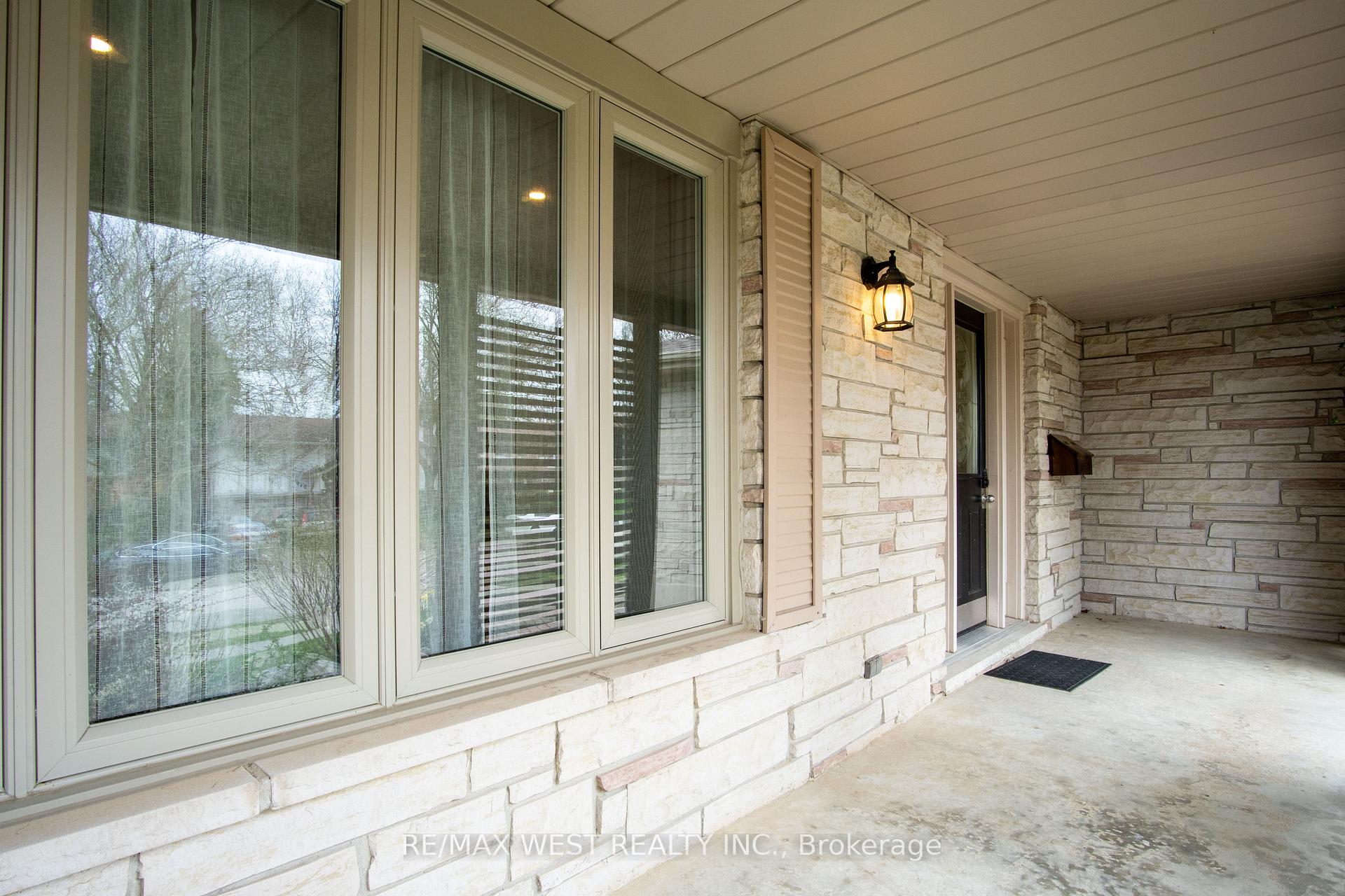 Photo 5 of 350 Thorncrest Drive, Waterloo — HOMEH