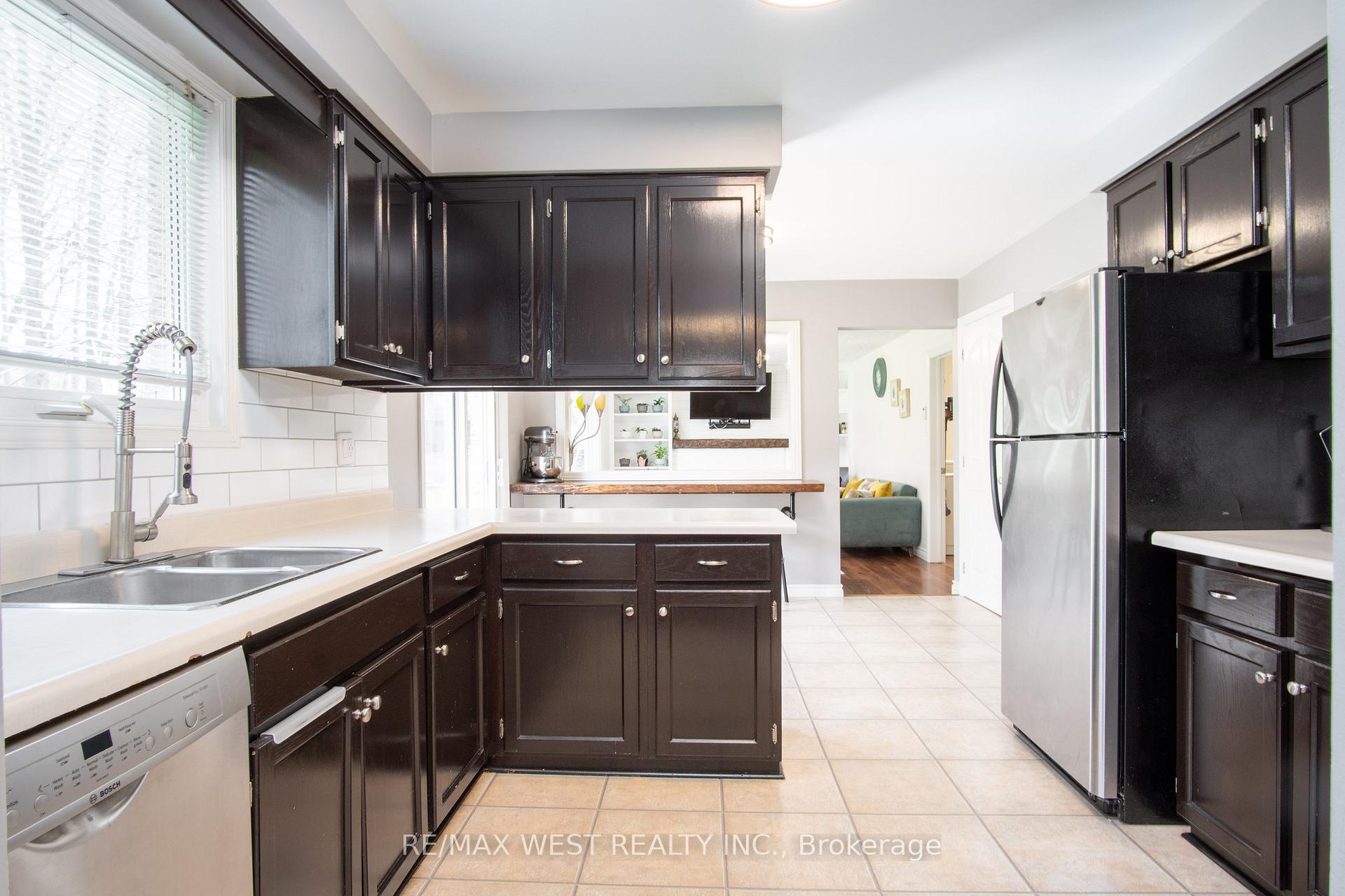 Photo 10 of 350 Thorncrest Drive, Waterloo — HOMEH