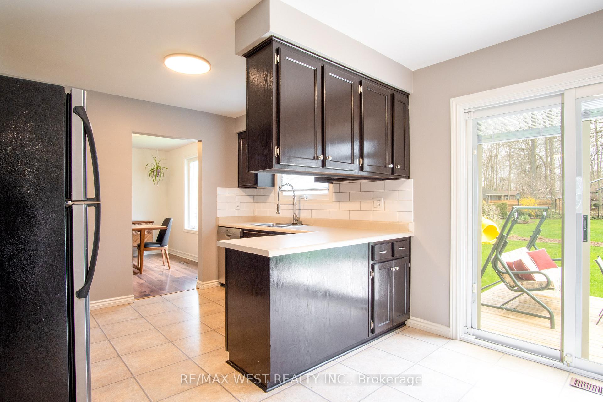 Photo 11 of 350 Thorncrest Drive, Waterloo — HOMEH