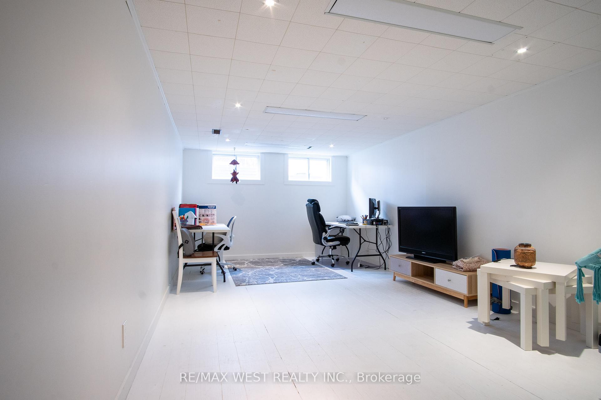 Photo 24 of 350 Thorncrest Drive, Waterloo — HOMEH