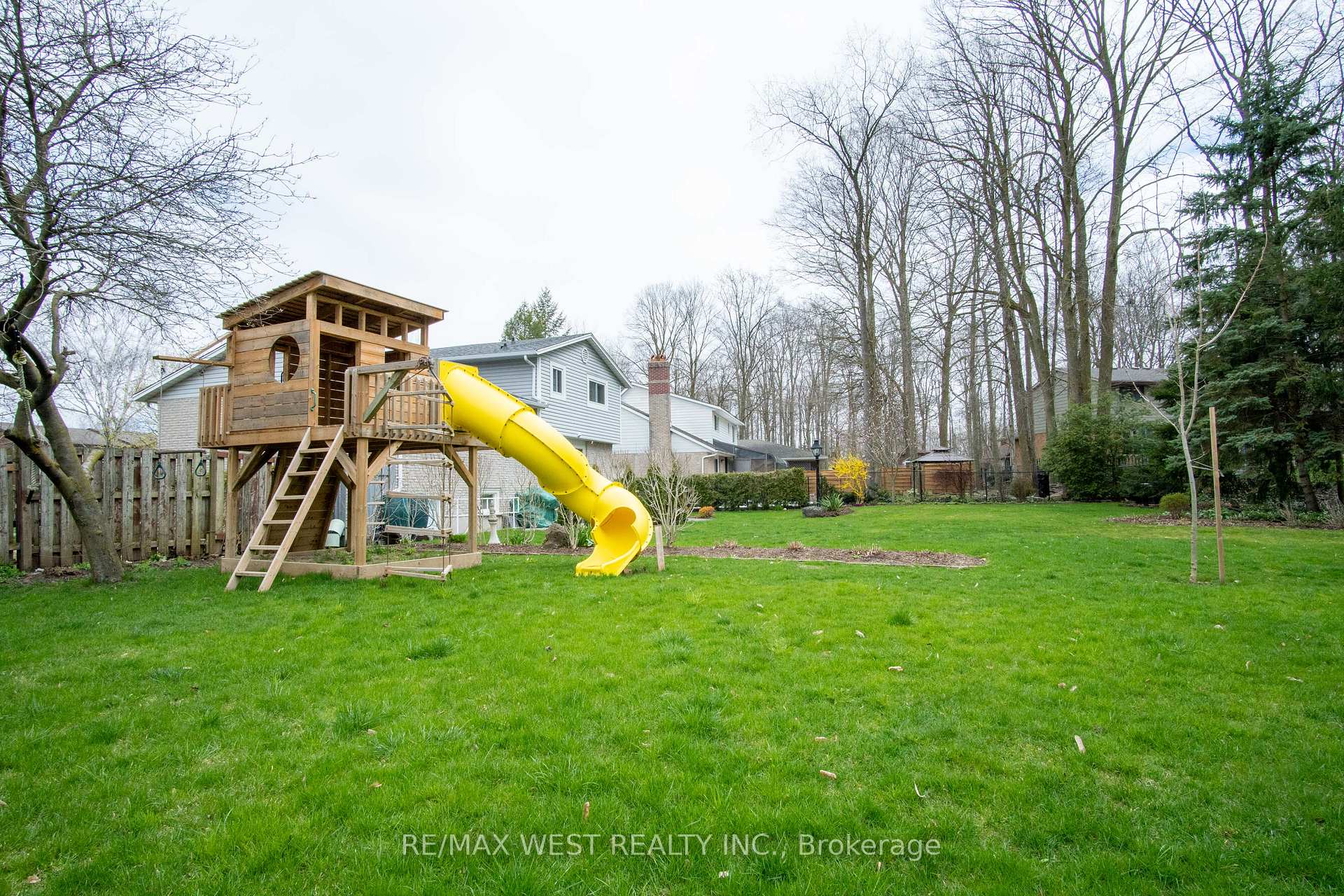 Photo 31 of 350 Thorncrest Drive, Waterloo — HOMEH