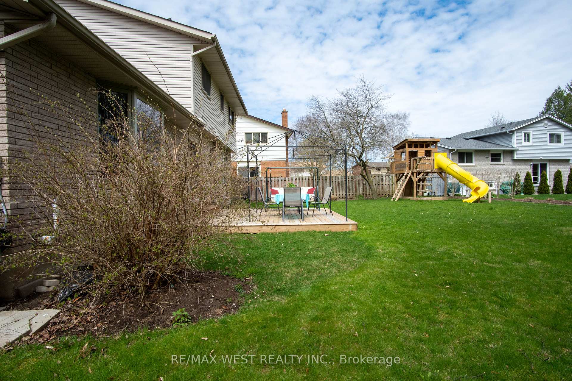 Photo 32 of 350 Thorncrest Drive, Waterloo — HOMEH