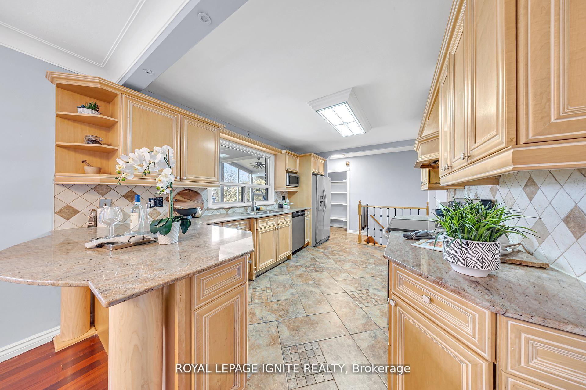Photo 12 of 806 Henry Street, Whitby, Downtown Whitby — HOMEH