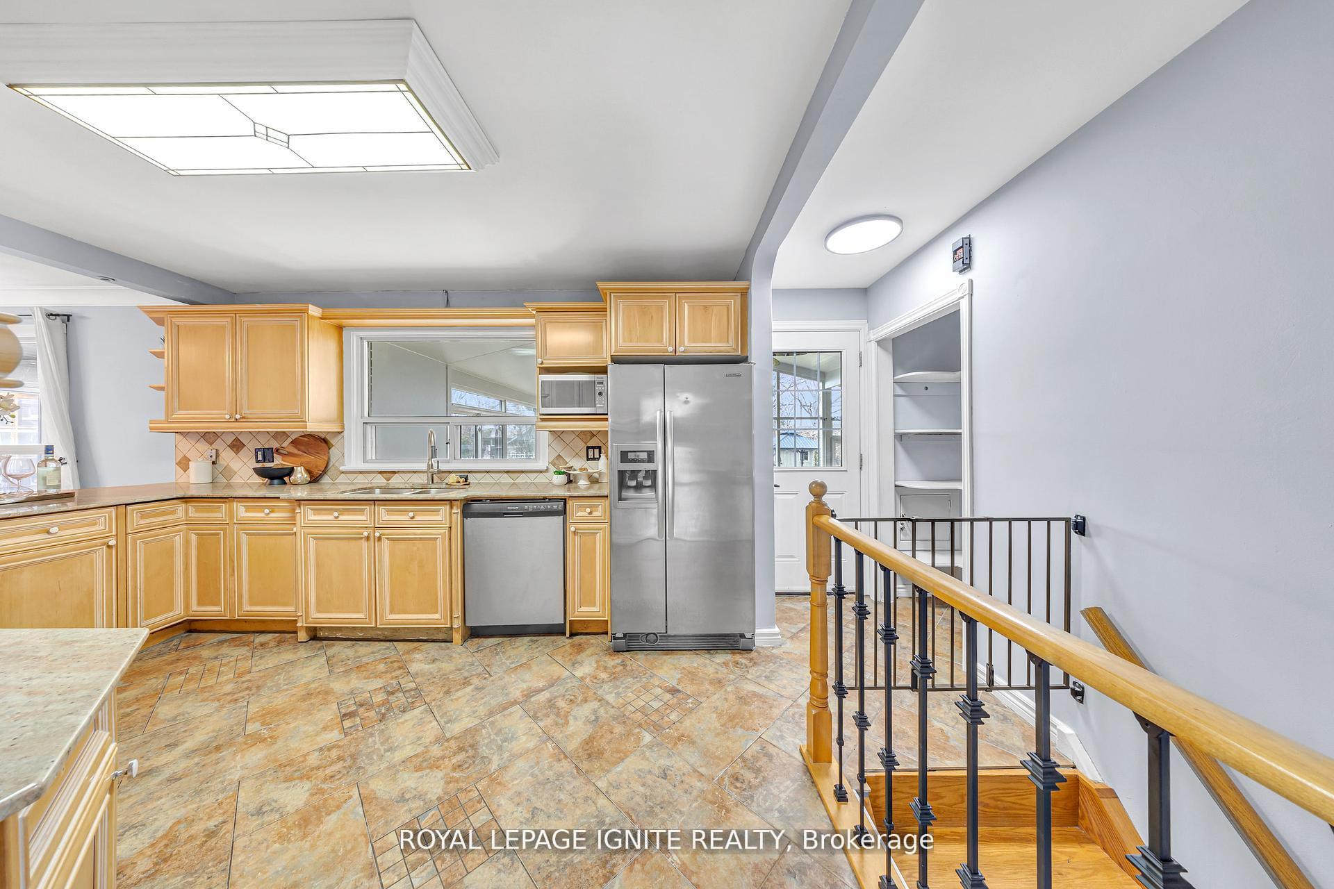 Photo 13 of 806 Henry Street, Whitby, Downtown Whitby — HOMEH