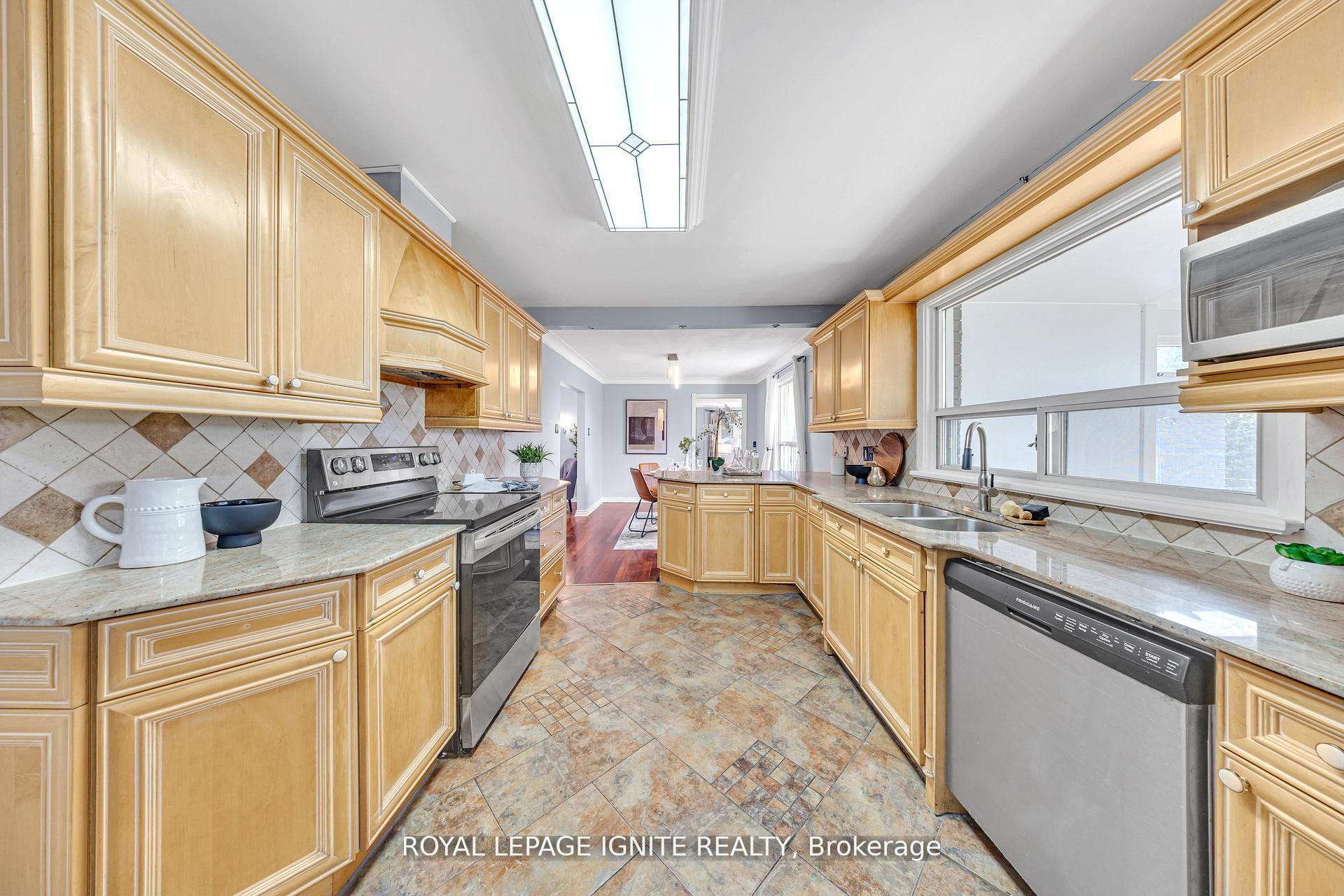 Photo 14 of 806 Henry Street, Whitby, Downtown Whitby — HOMEH