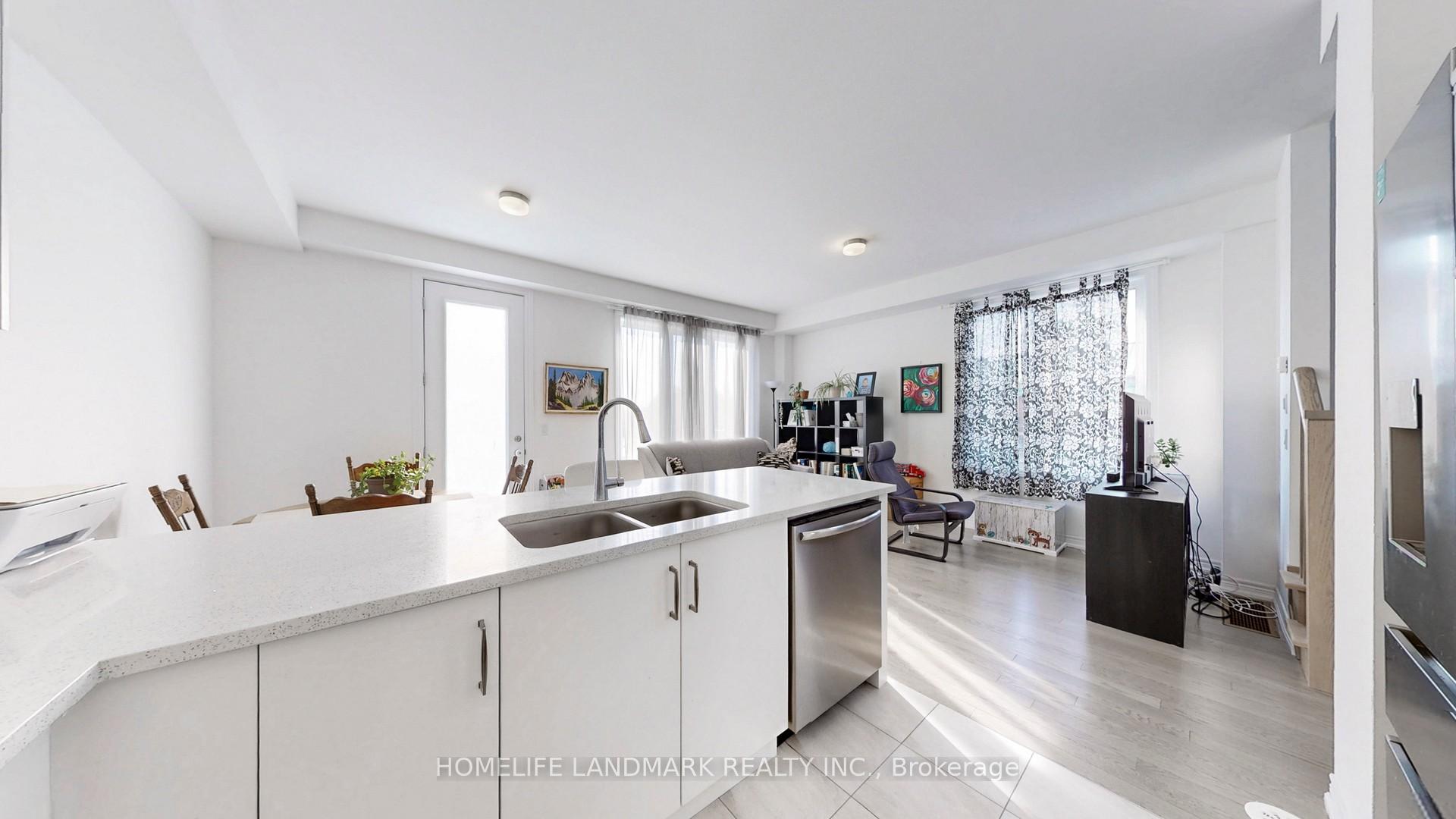 Photo 10 of 28 Sorbara Way, Whitby, Brooklin — HOMEH