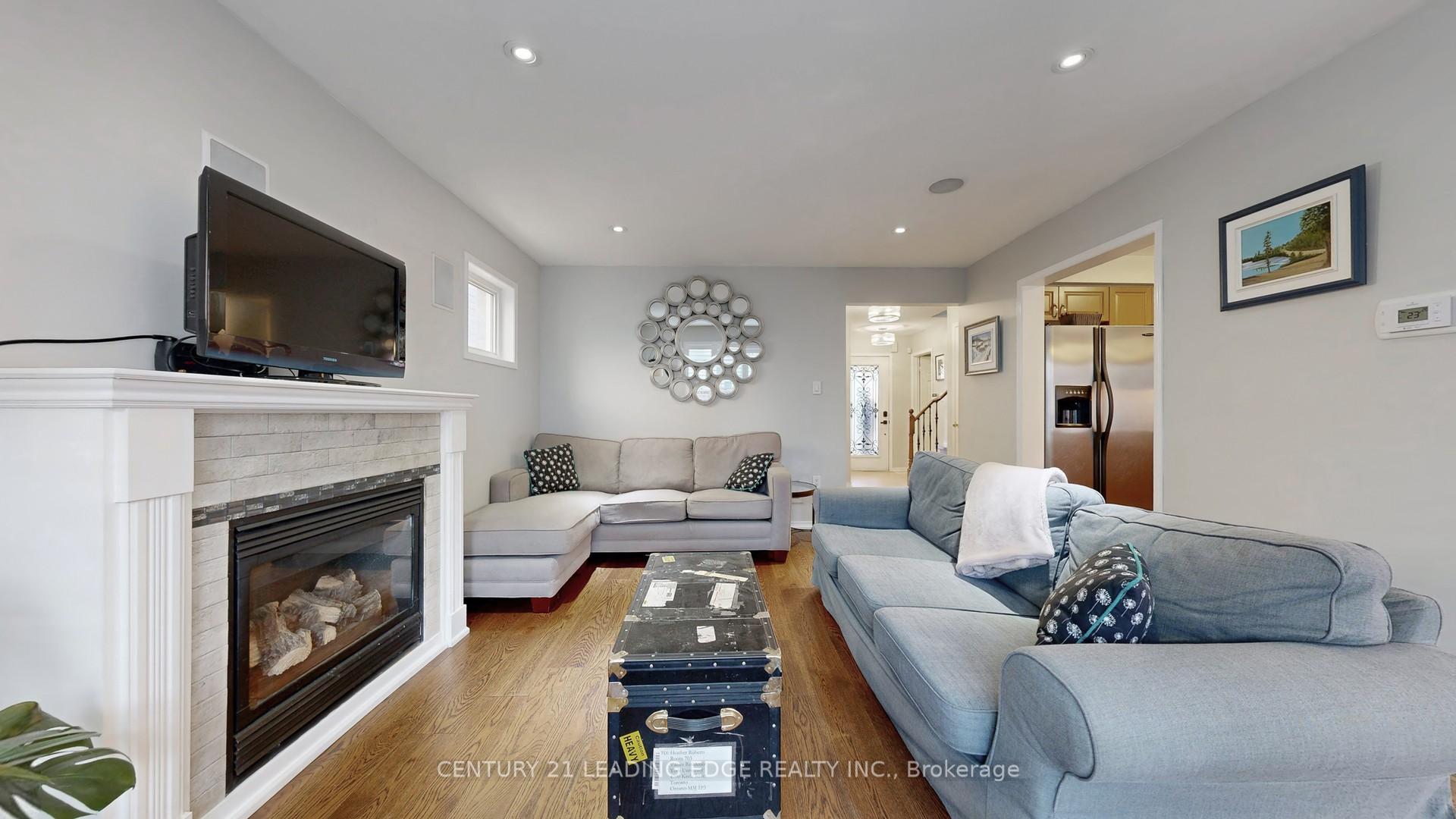 Photo 4 of 2 Eastgate Circle, Whitby, Brooklin — HOMEH
