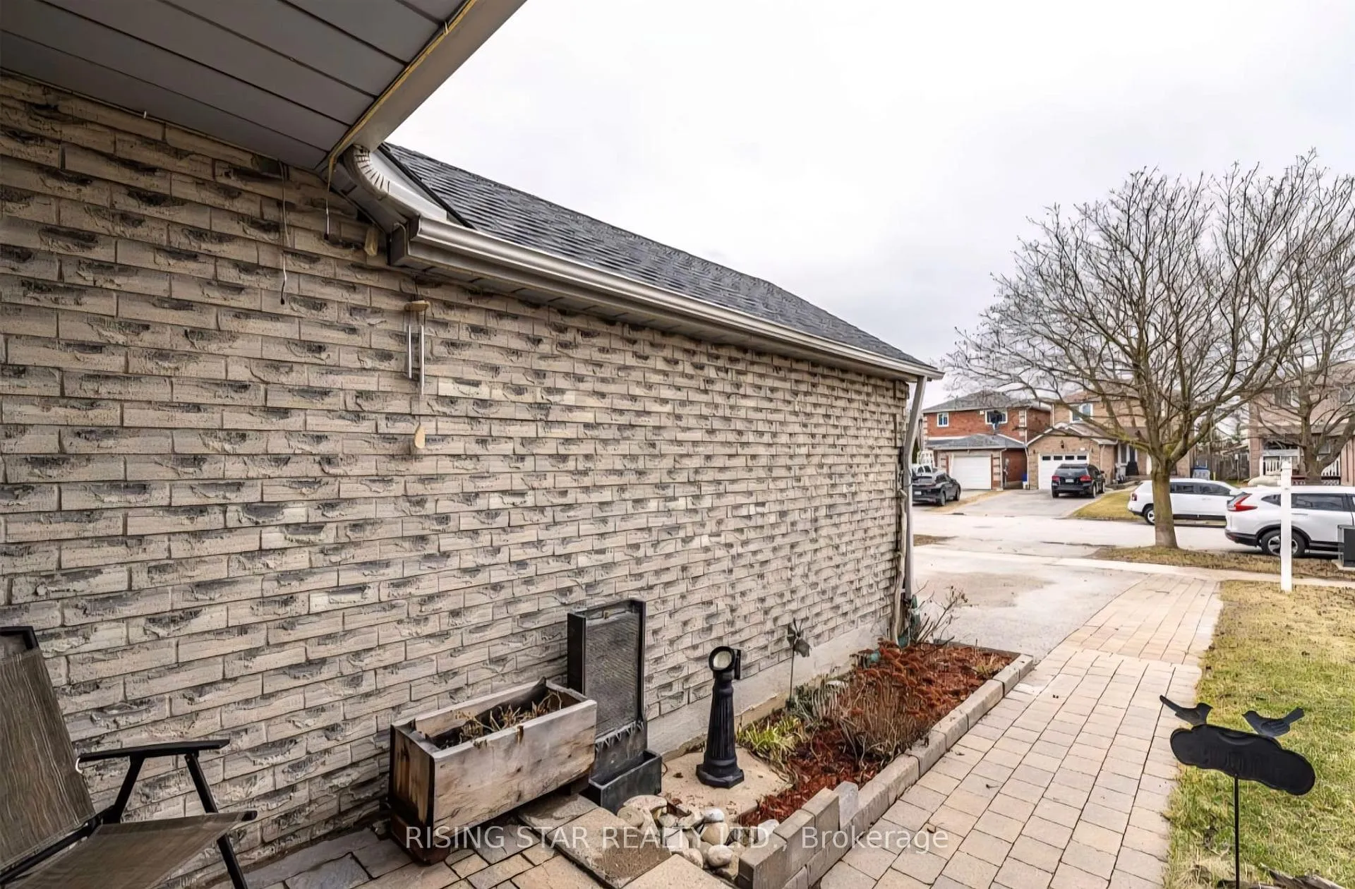 Photo 3 of 40 Delaney Crescent, Barrie, Northwest — HOMEH