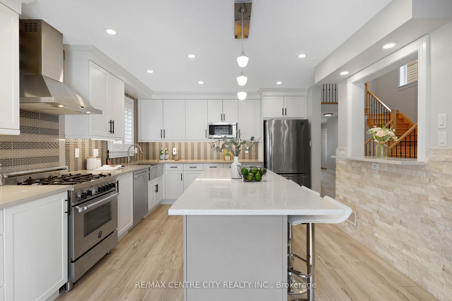 Photo 5 of 440 Sauve Crescent, Waterloo, Clair Hills — HOMEH