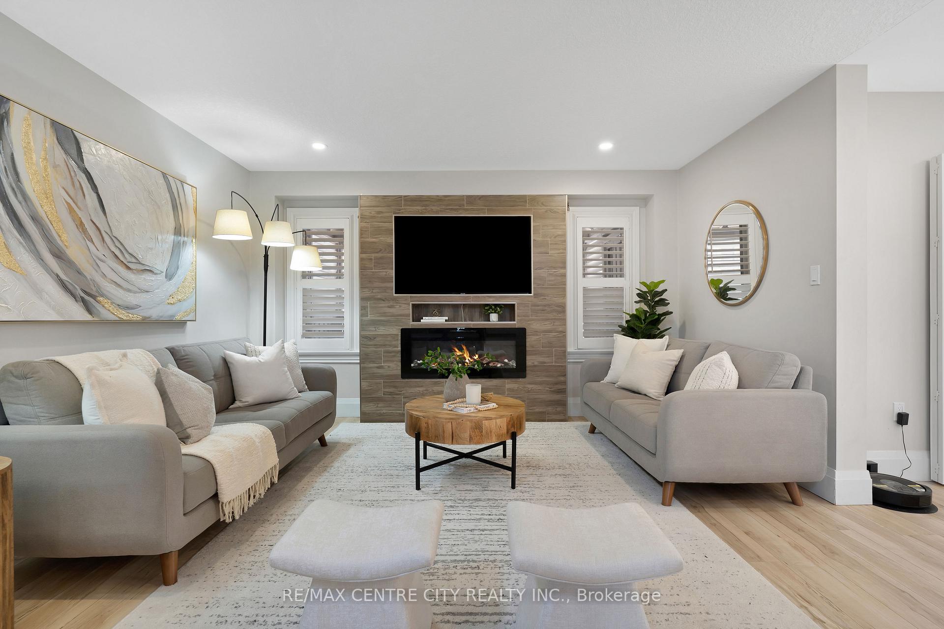 Photo 10 of 440 Sauve Crescent, Waterloo, Clair Hills — HOMEH