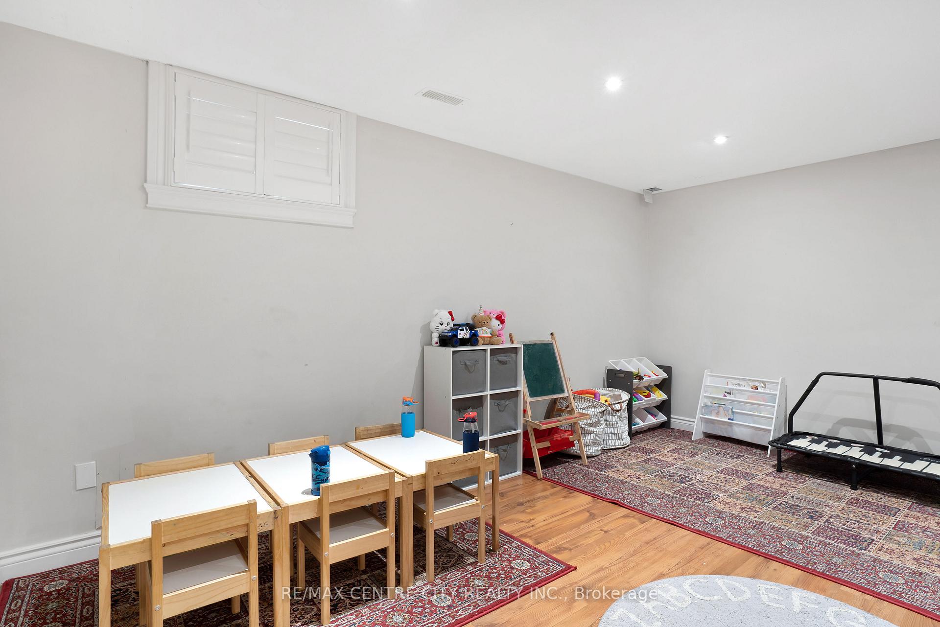 Photo 35 of 440 Sauve Crescent, Waterloo, Clair Hills — HOMEH