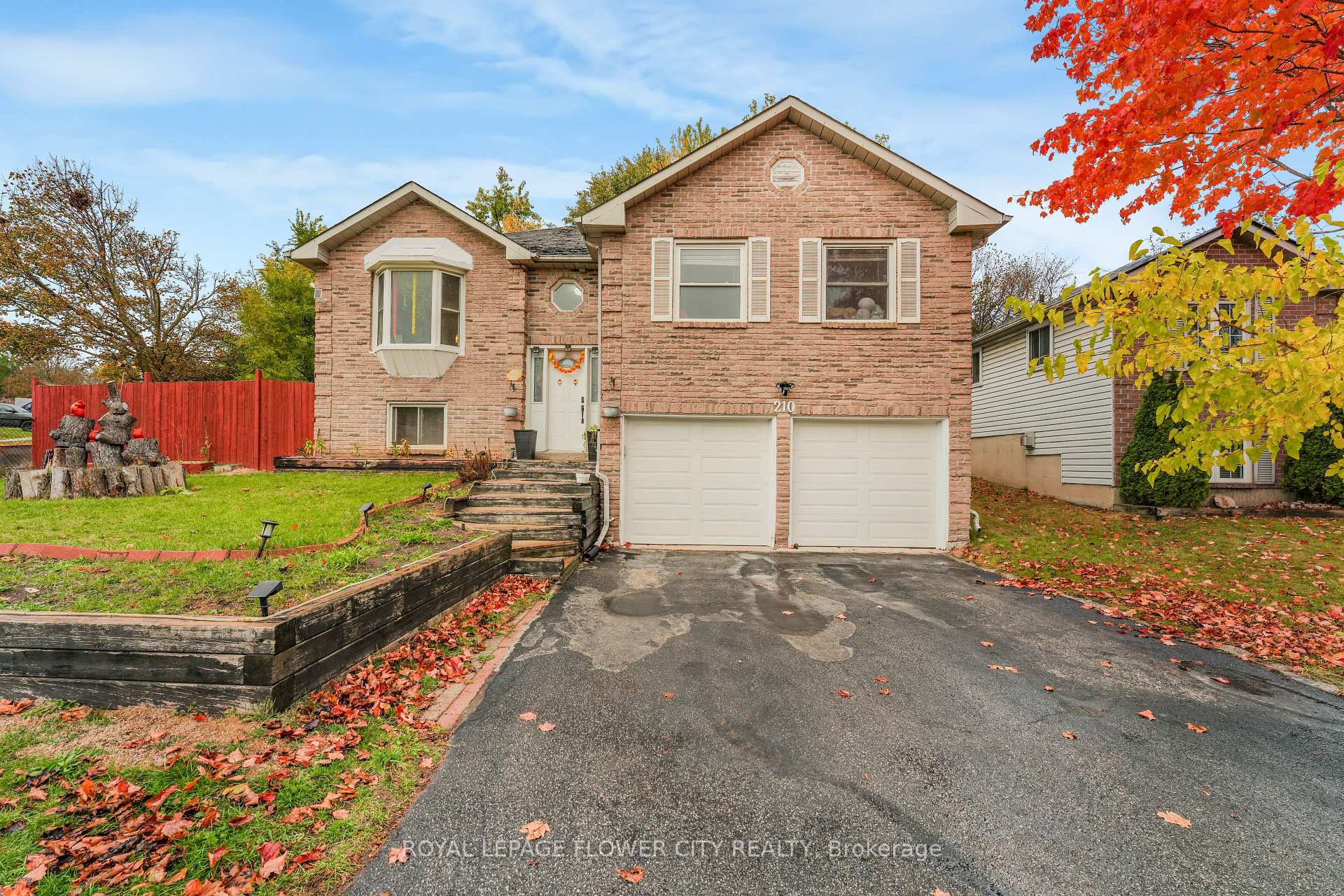 Photo 2 of 210 Edgehill Drive, Barrie, Letitia Heights — HOMEH