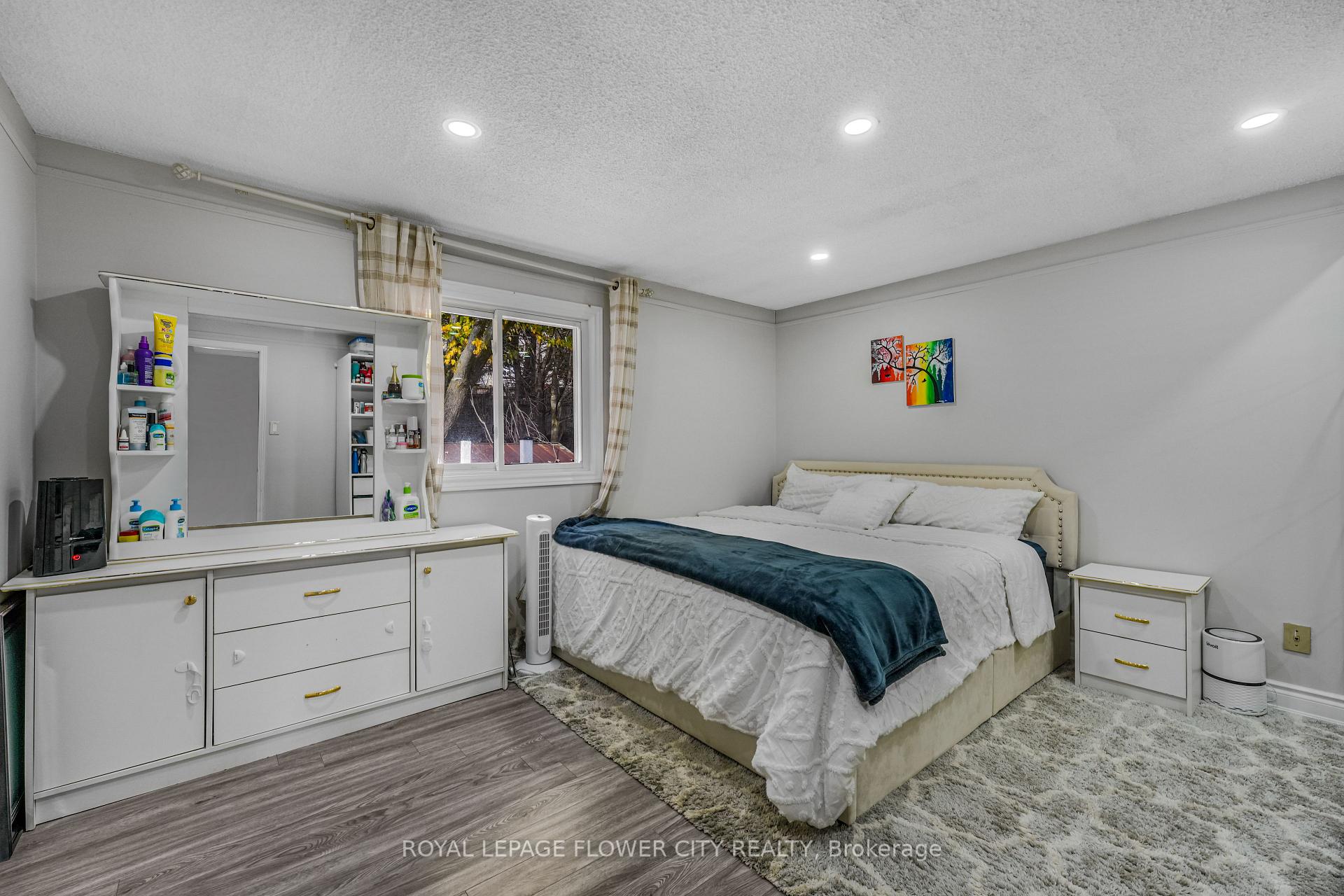 Photo 4 of 210 Edgehill Drive, Barrie, Letitia Heights — HOMEH