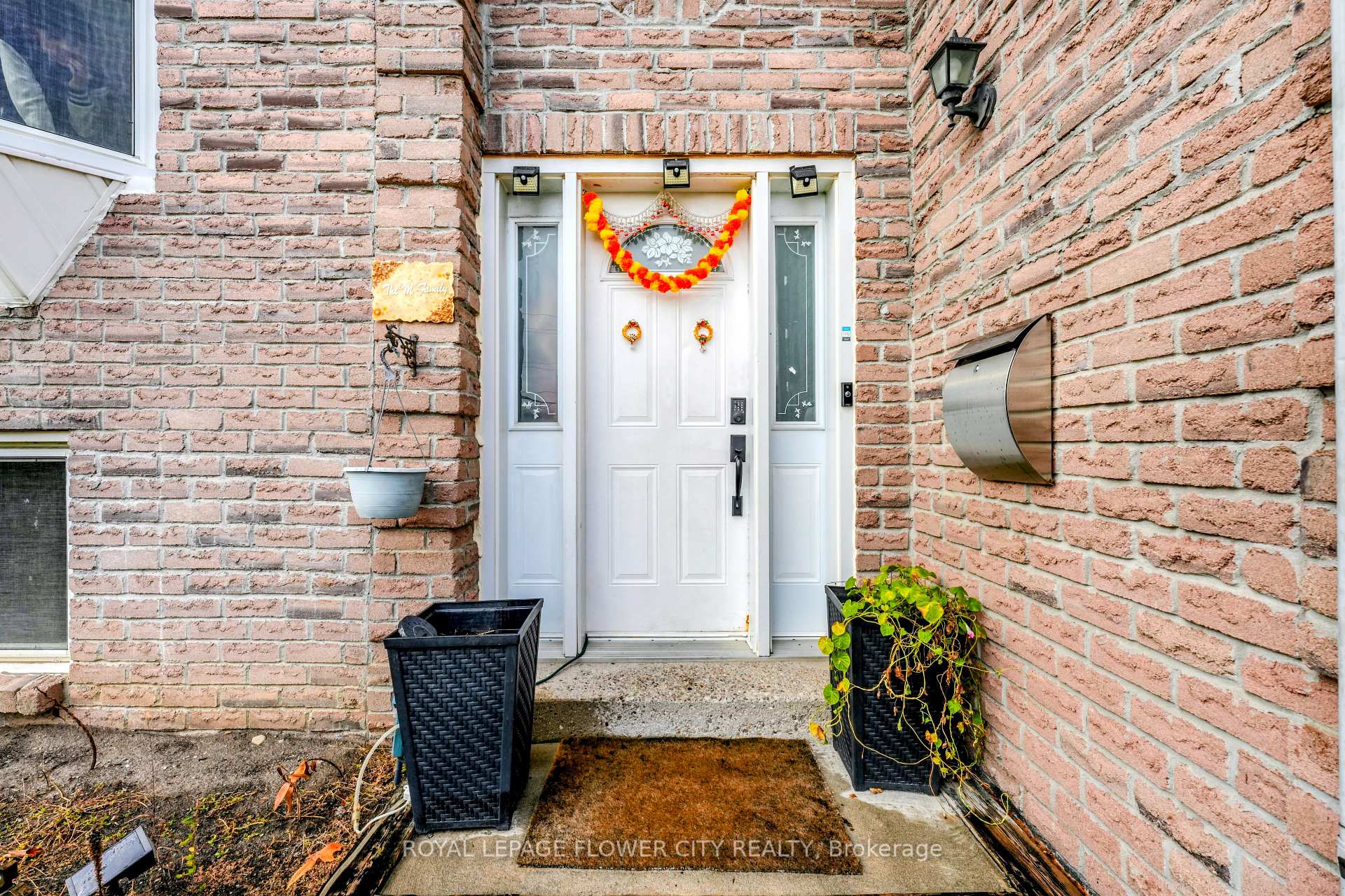 Photo 5 of 210 Edgehill Drive, Barrie, Letitia Heights — HOMEH