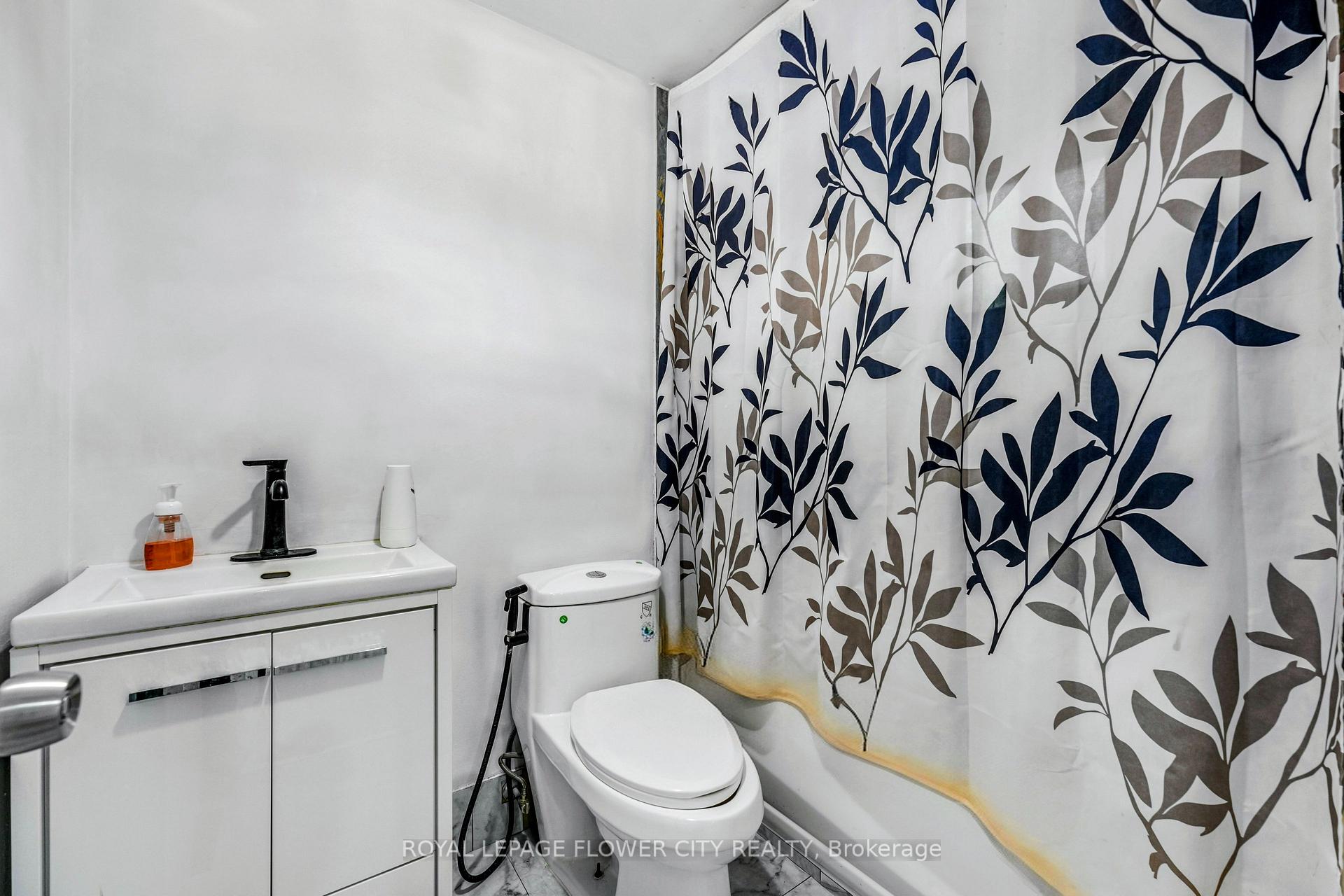 Photo 12 of 210 Edgehill Drive, Barrie, Letitia Heights — HOMEH